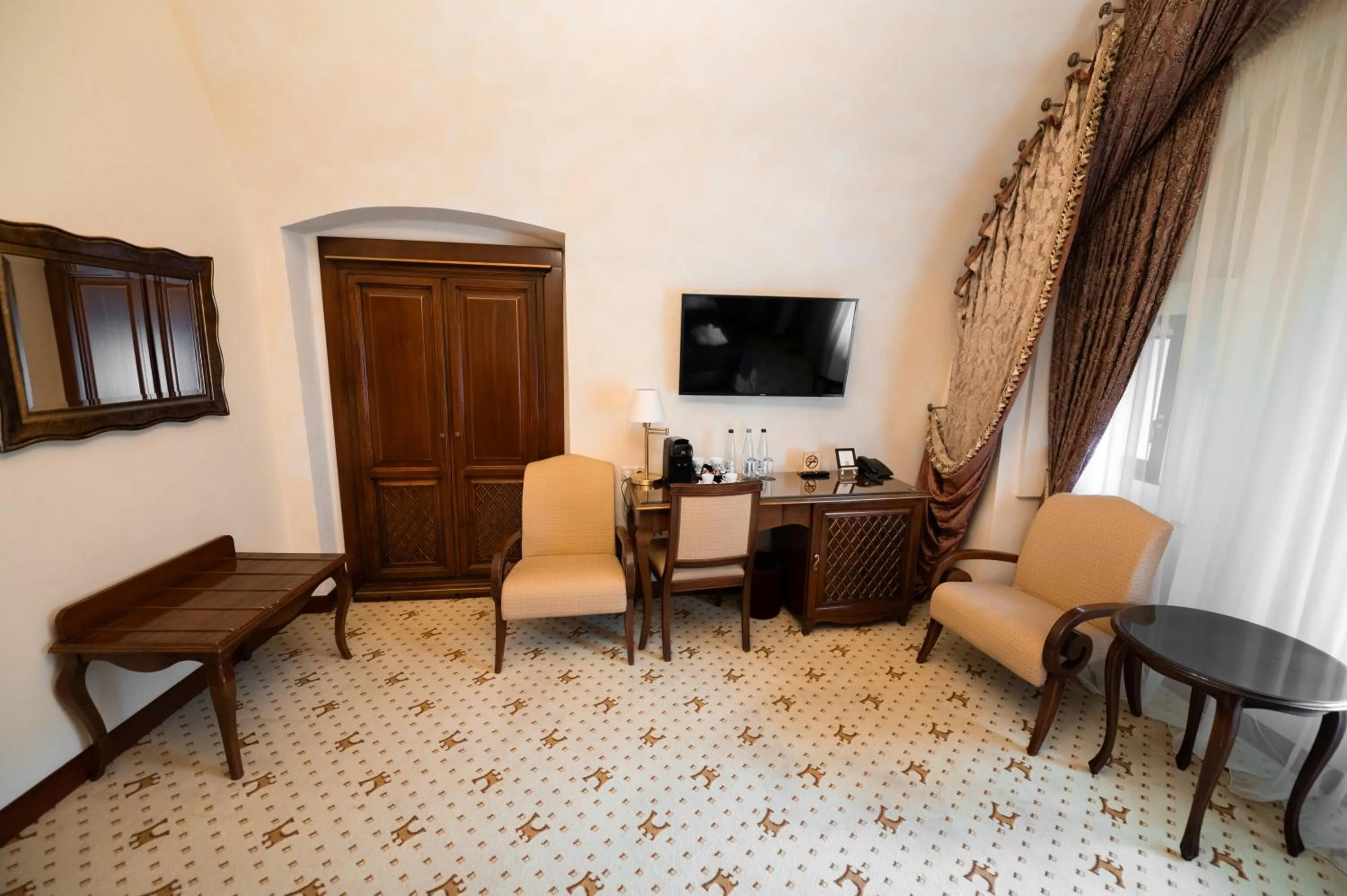 TV and multimedia in Citadel Inn Gastro Boutique Hotel - Готель Цитадель Львів