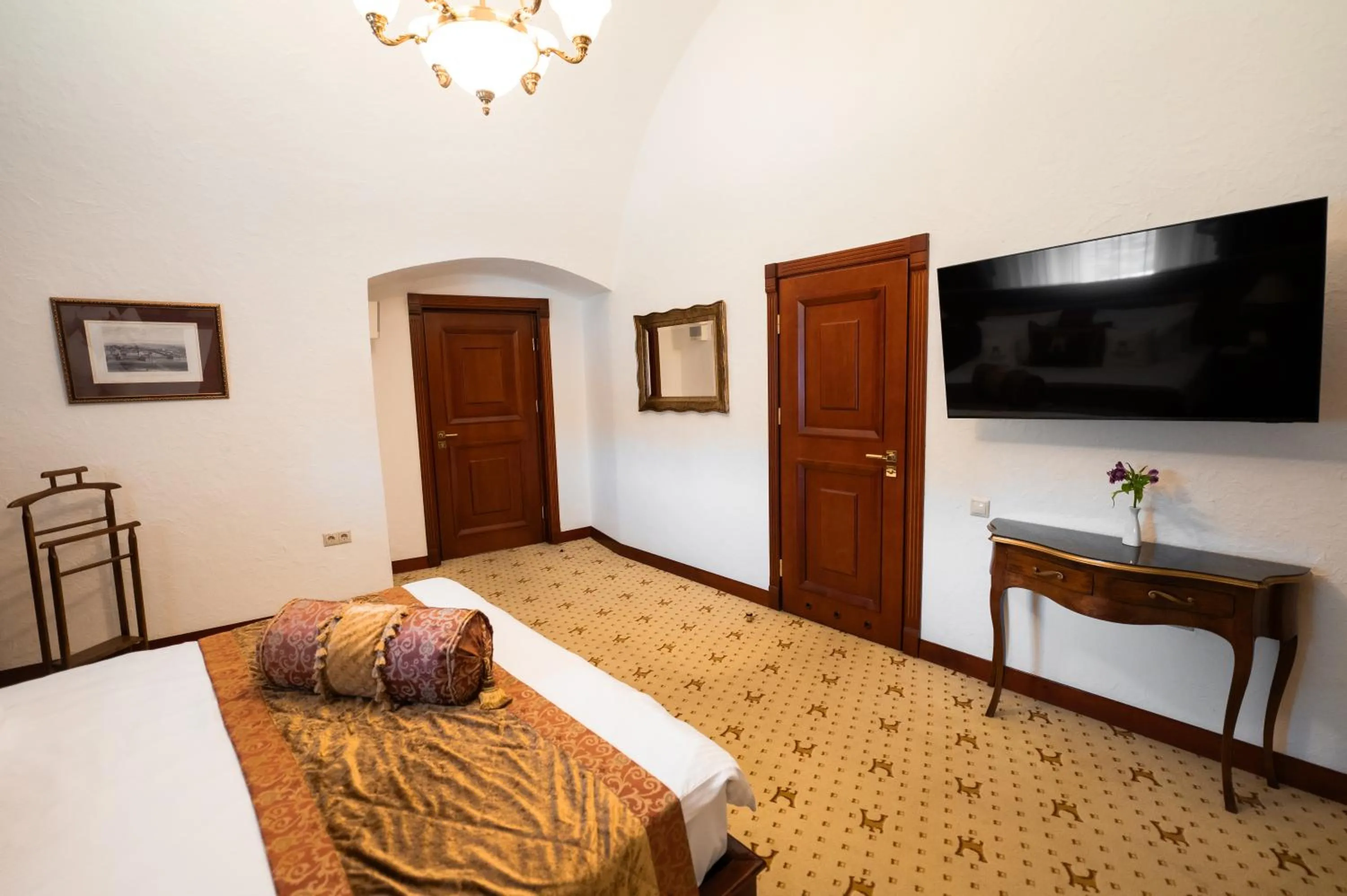 Bed in Citadel Inn Gastro Boutique Hotel - Готель Цитадель Львів