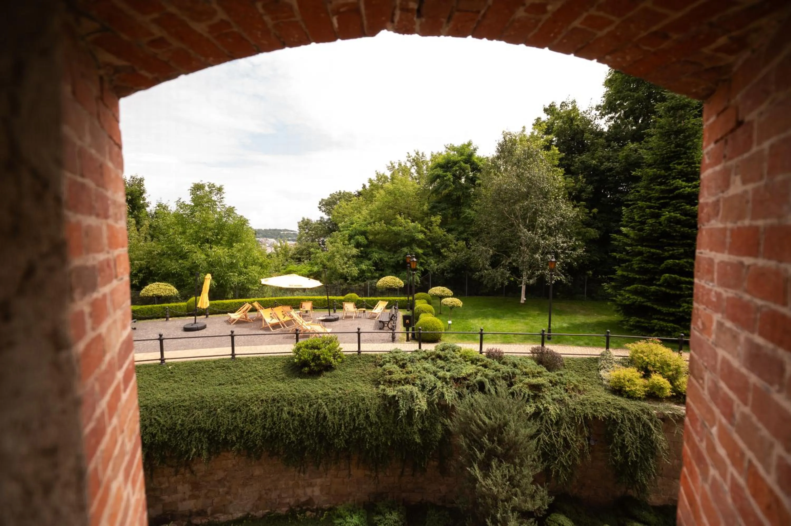 Garden in Citadel Inn Gastro Boutique Hotel - Готель Цитадель Львів