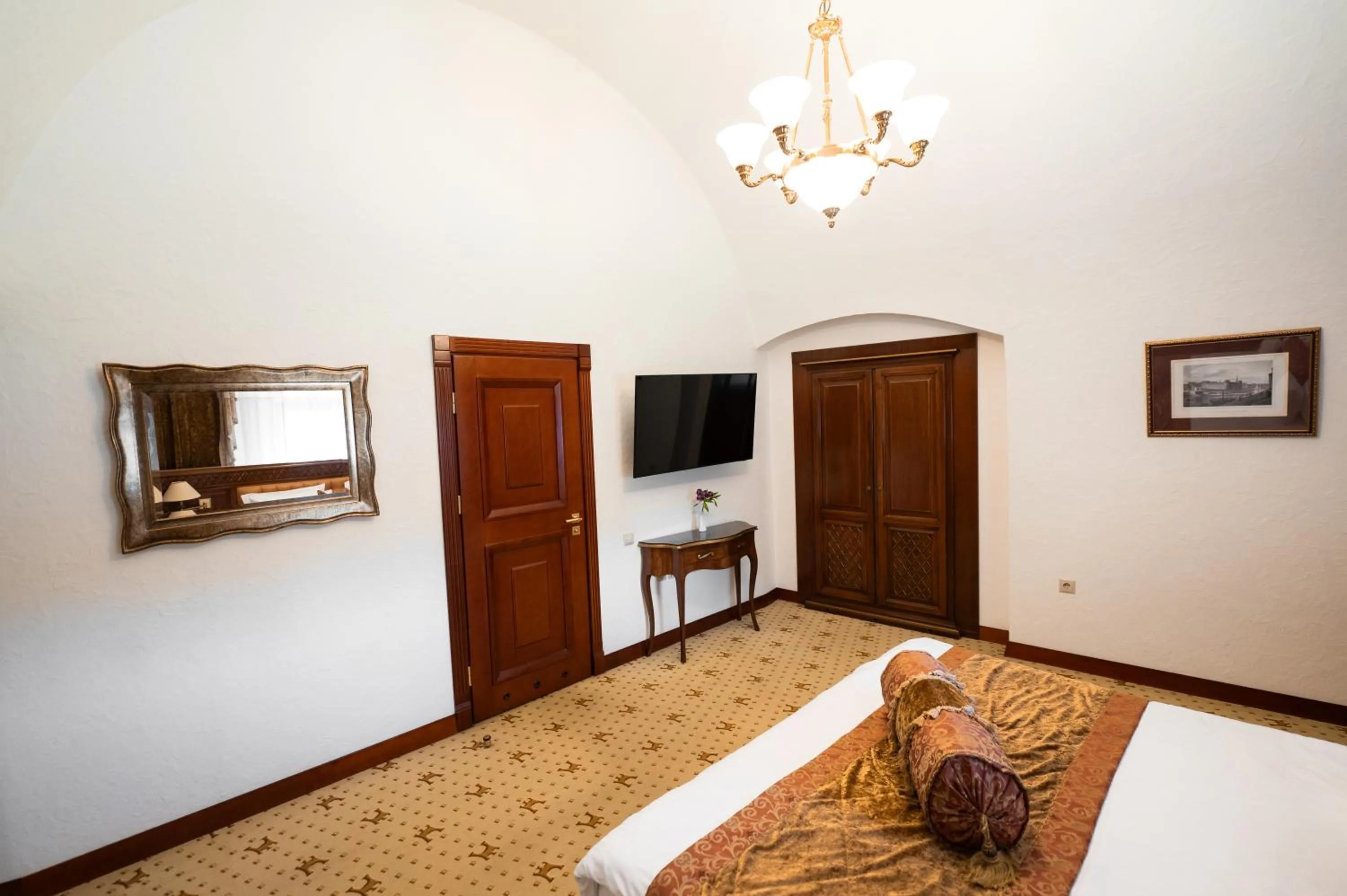 TV and multimedia, Bed in Citadel Inn Gastro Boutique Hotel - Готель Цитадель Львів