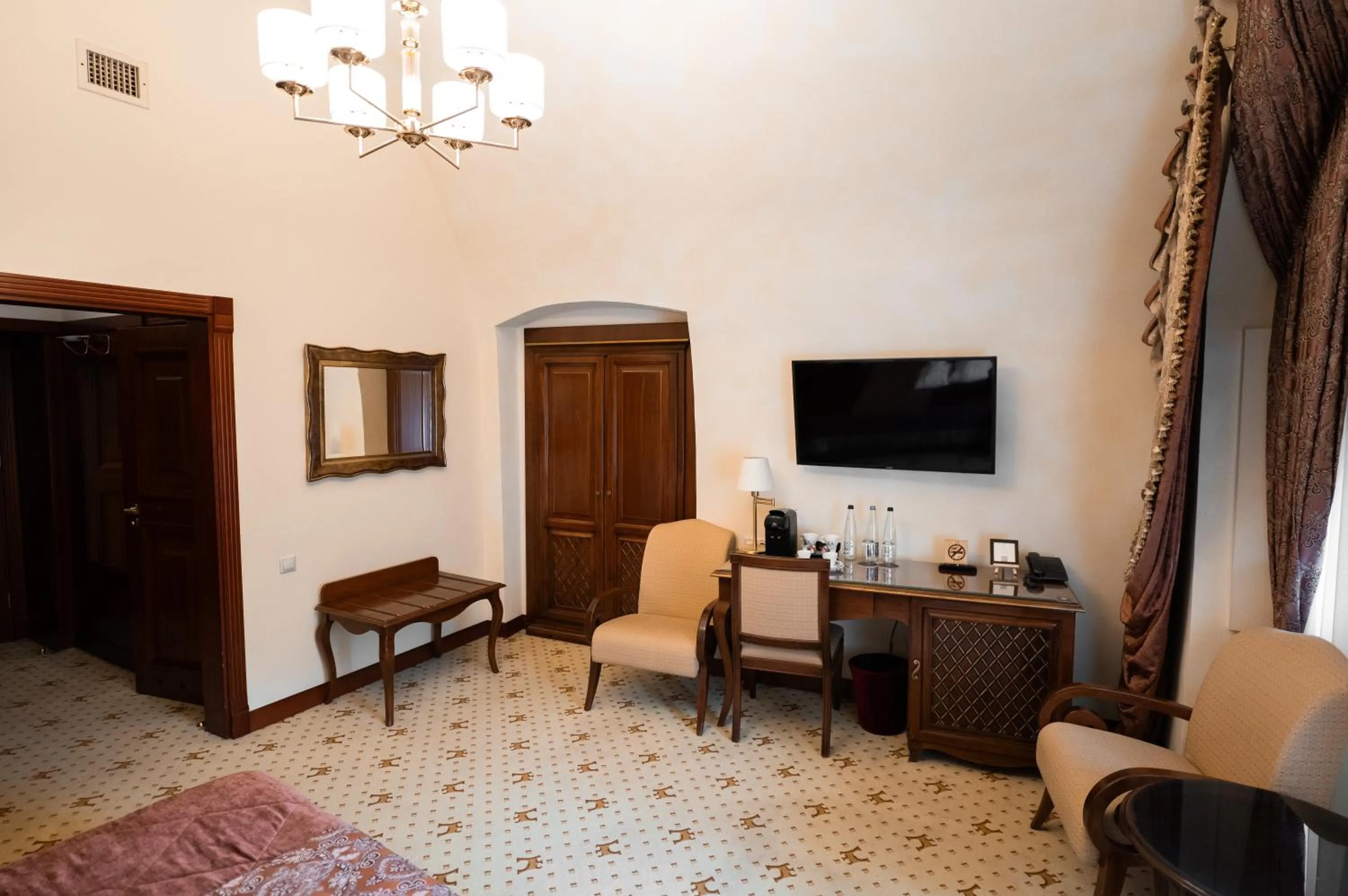 wardrobe in Citadel Inn Gastro Boutique Hotel - Готель Цитадель Львів