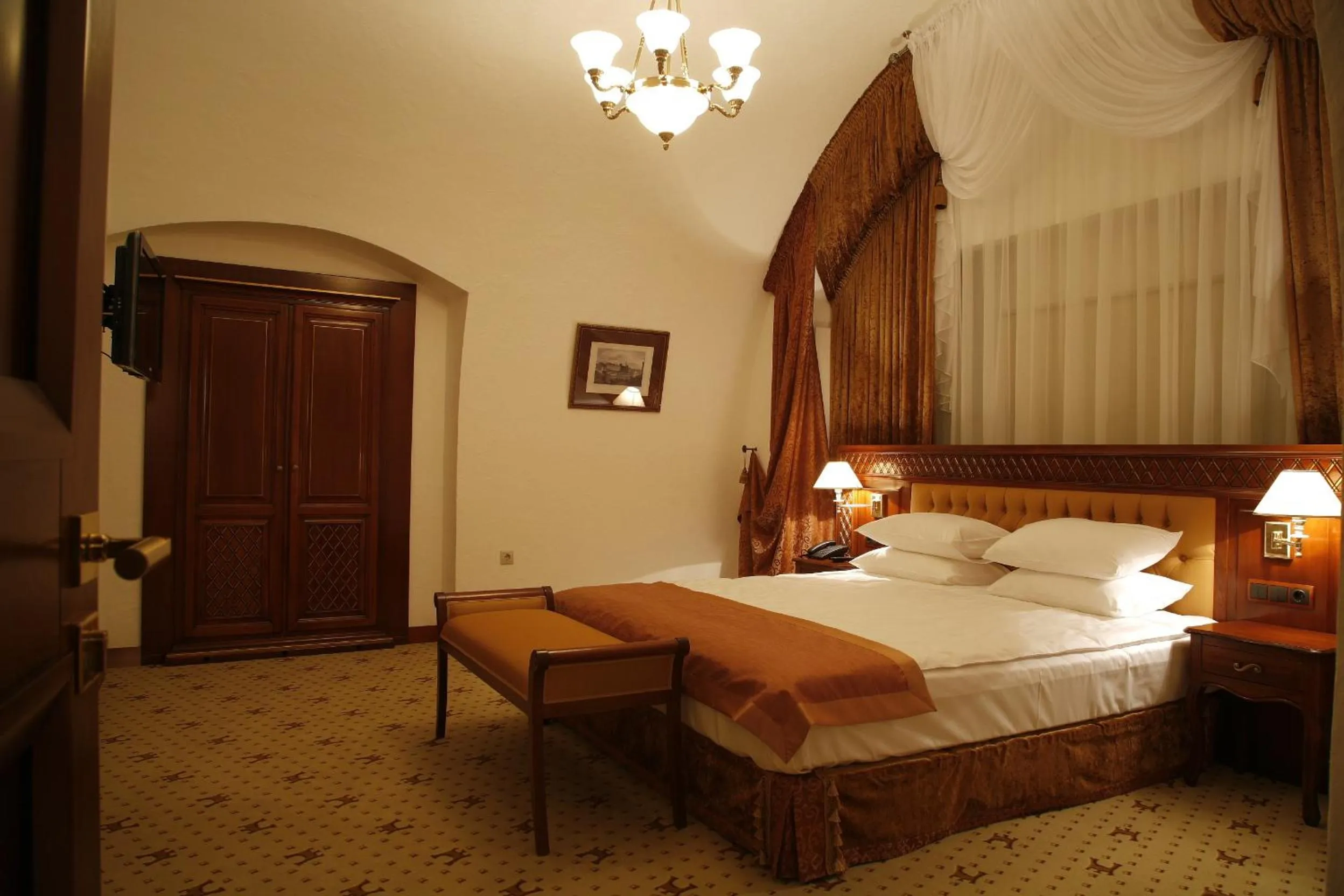 Bed in Citadel Inn Gastro Boutique Hotel - Готель Цитадель Львів