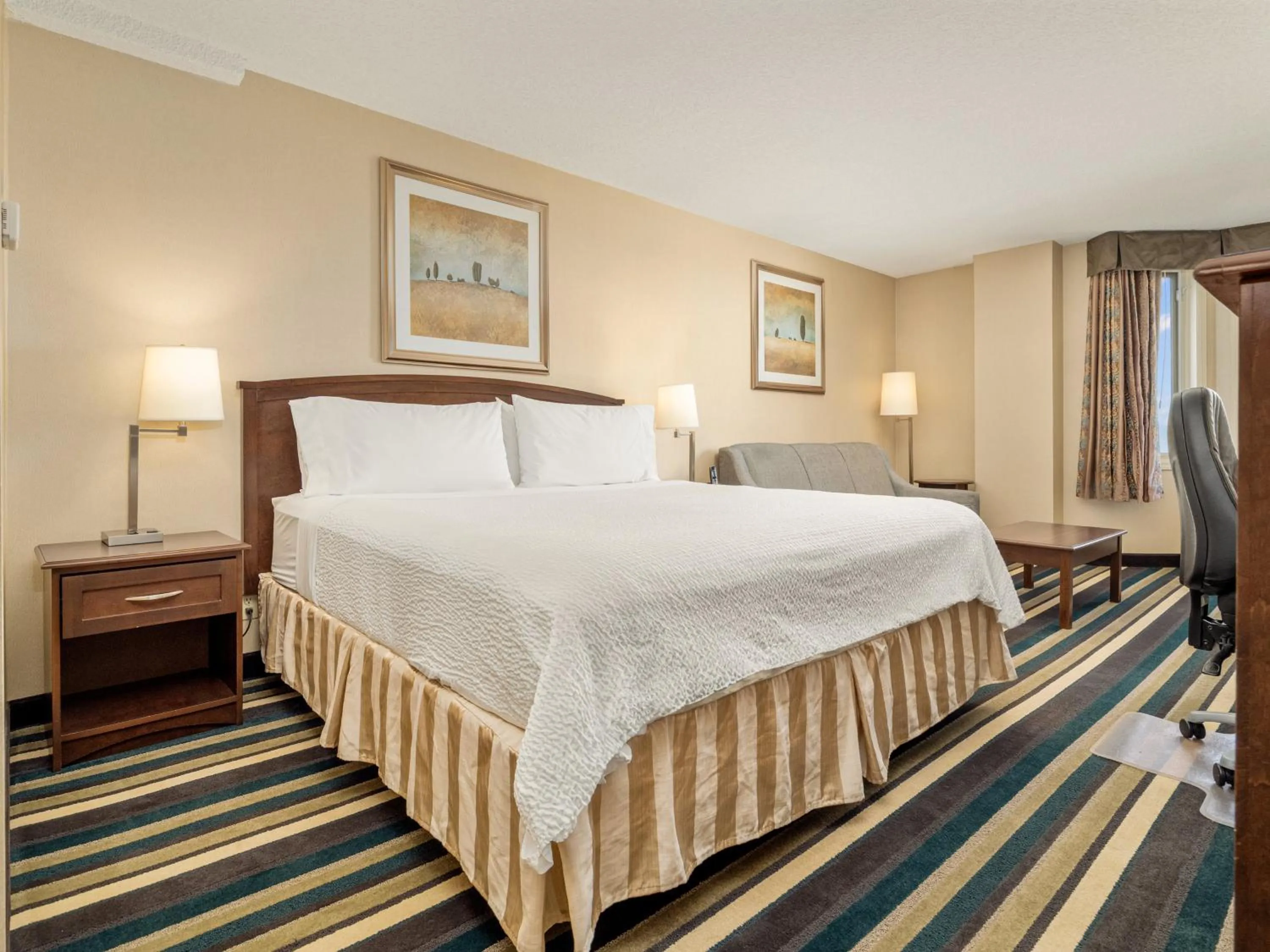 Photo of the whole room, Bed in Holiday Inn Conference Centre Edmonton South by IHG