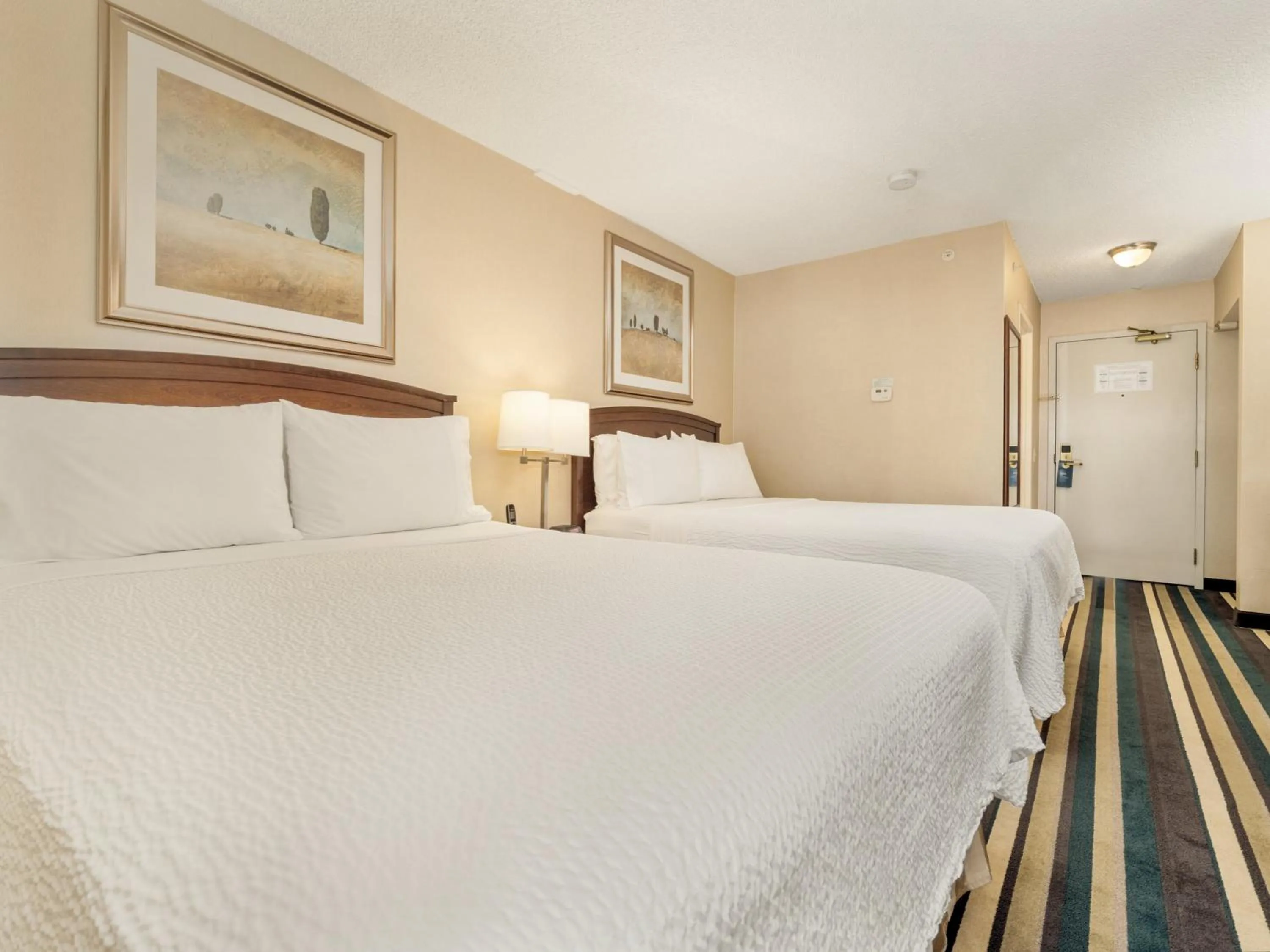 Photo of the whole room, Bed in Holiday Inn Conference Centre Edmonton South by IHG