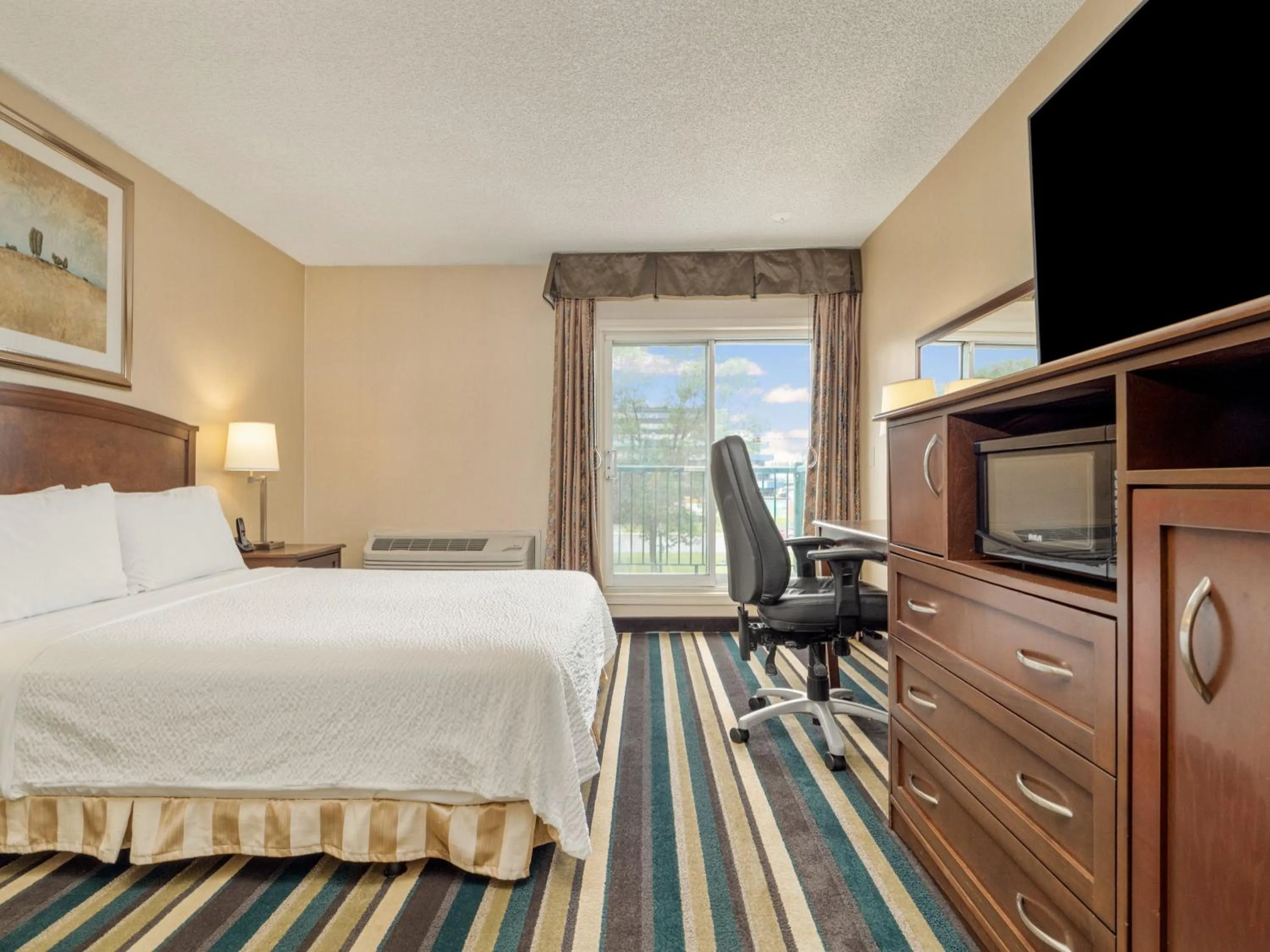 Photo of the whole room, Bed in Holiday Inn Conference Centre Edmonton South by IHG