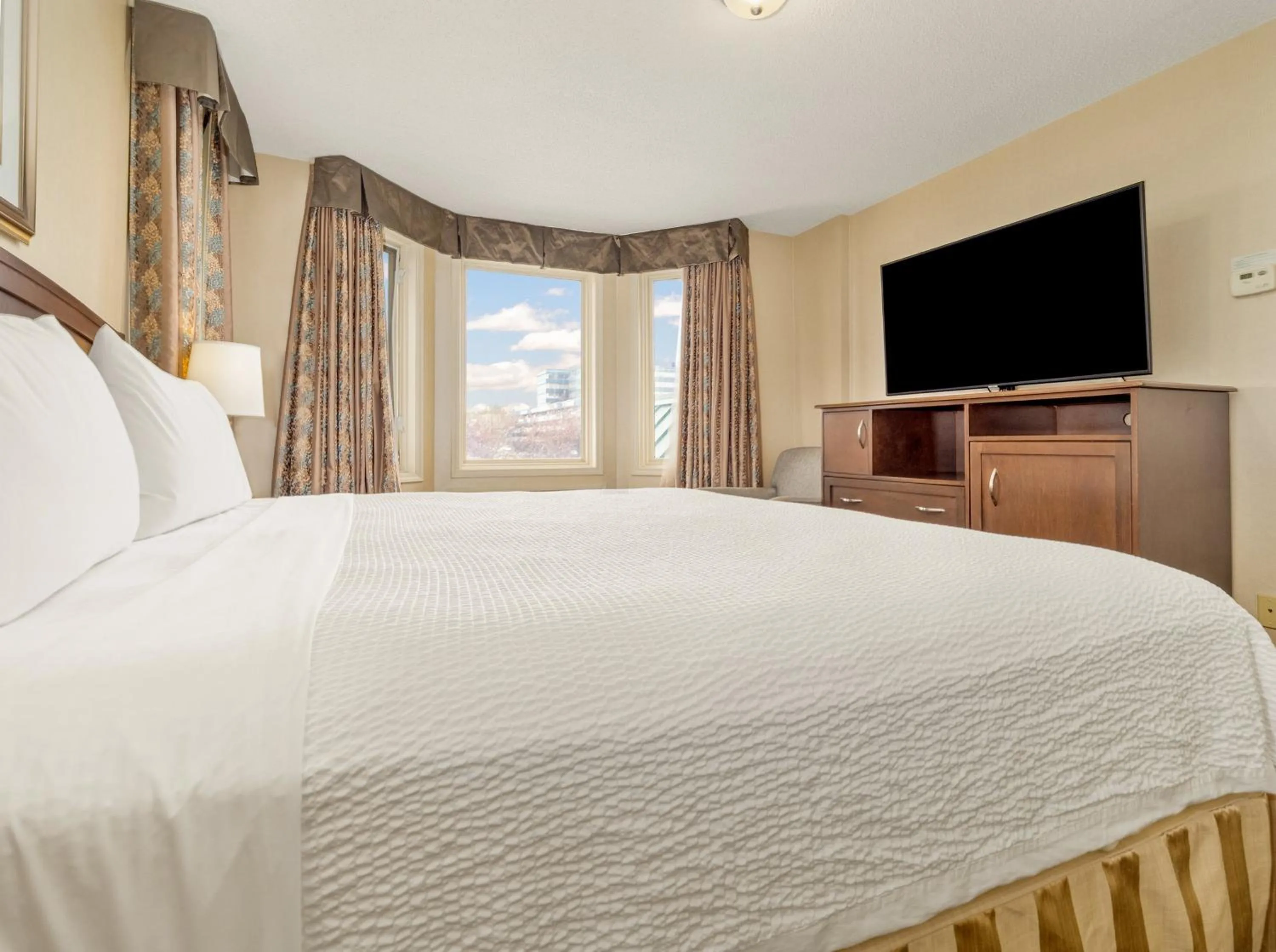 Photo of the whole room, Bed in Holiday Inn Conference Centre Edmonton South by IHG