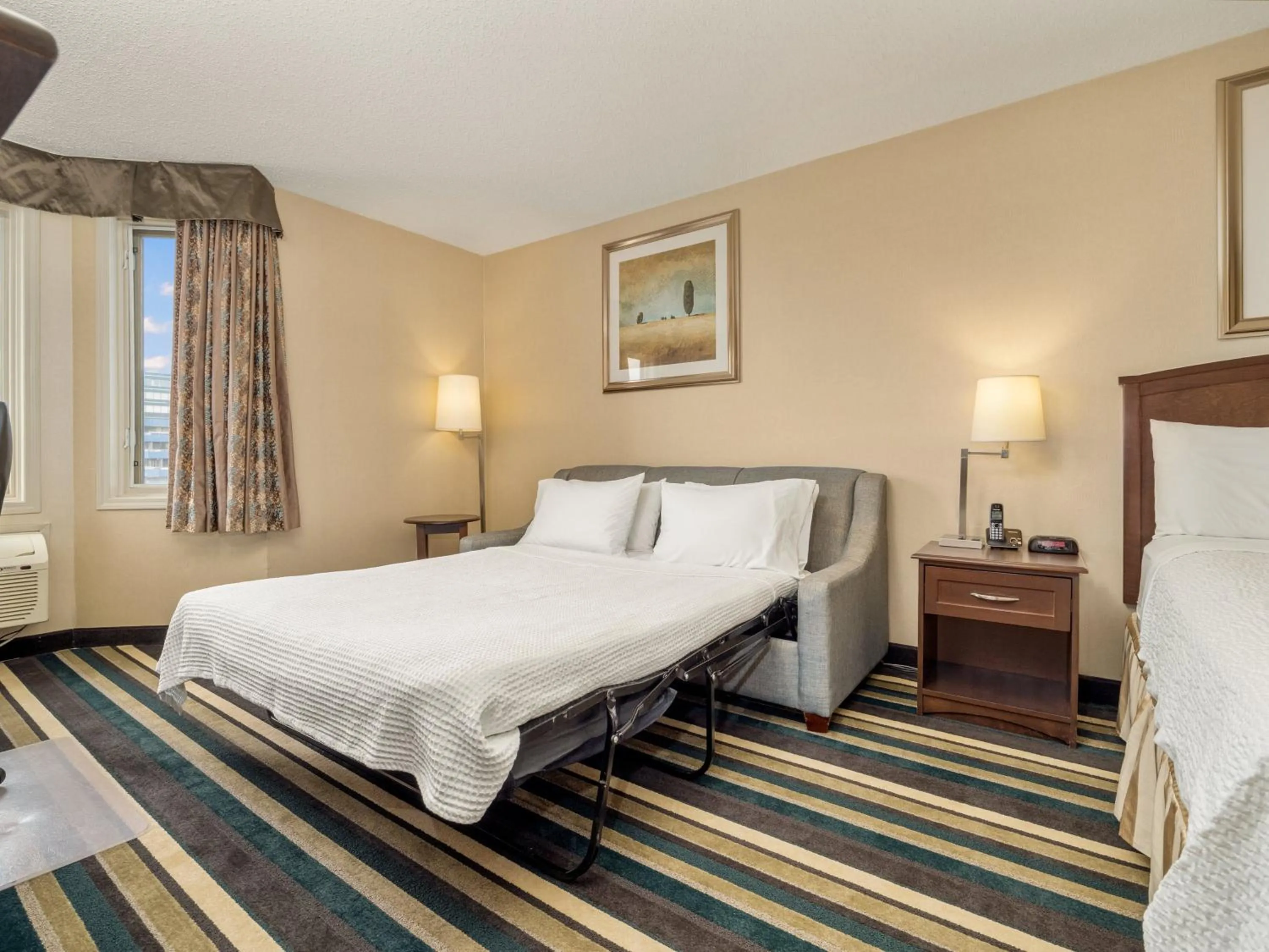 Photo of the whole room, Bed in Holiday Inn Conference Centre Edmonton South by IHG