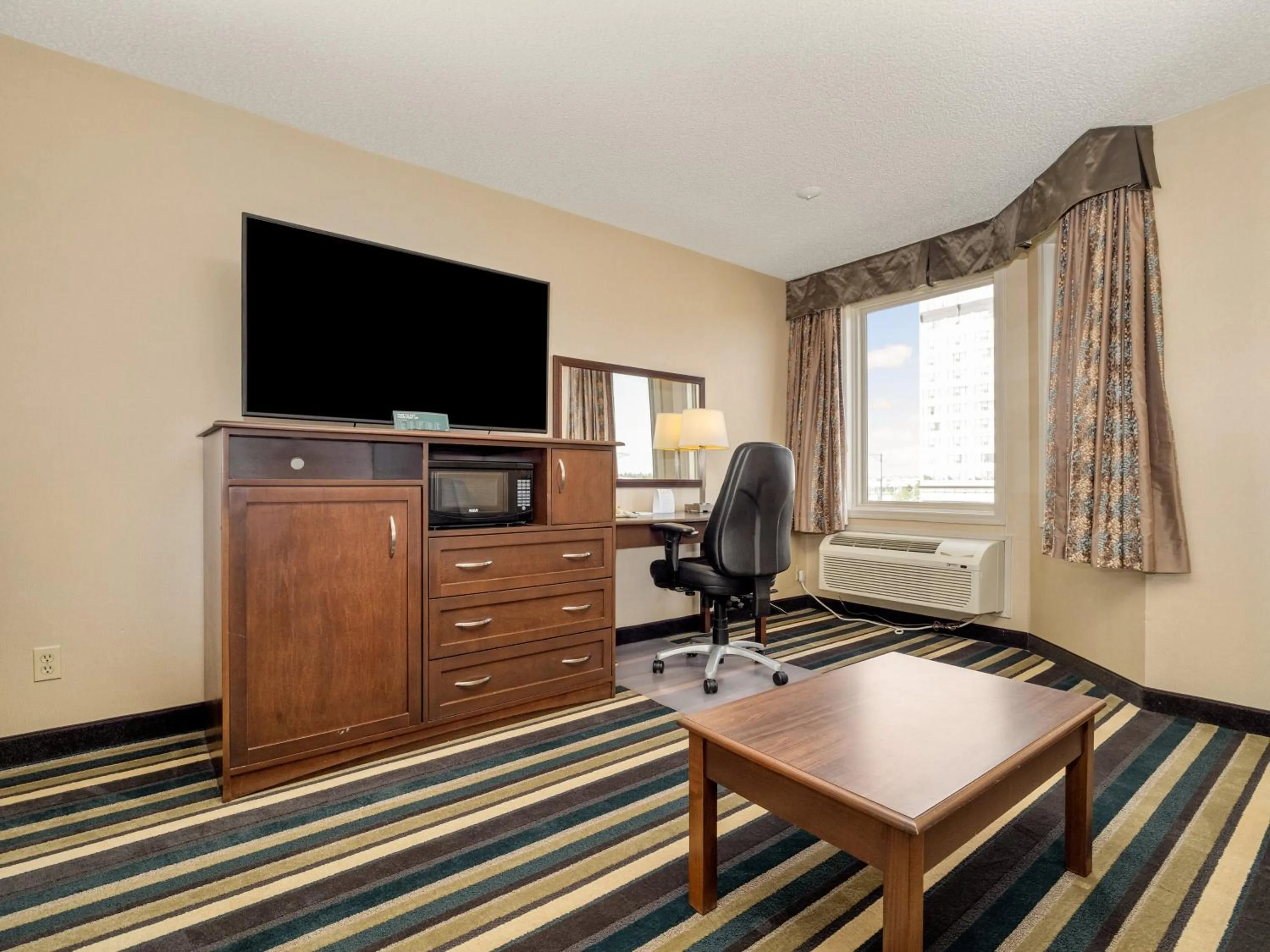Photo of the whole room in Holiday Inn Conference Centre Edmonton South by IHG