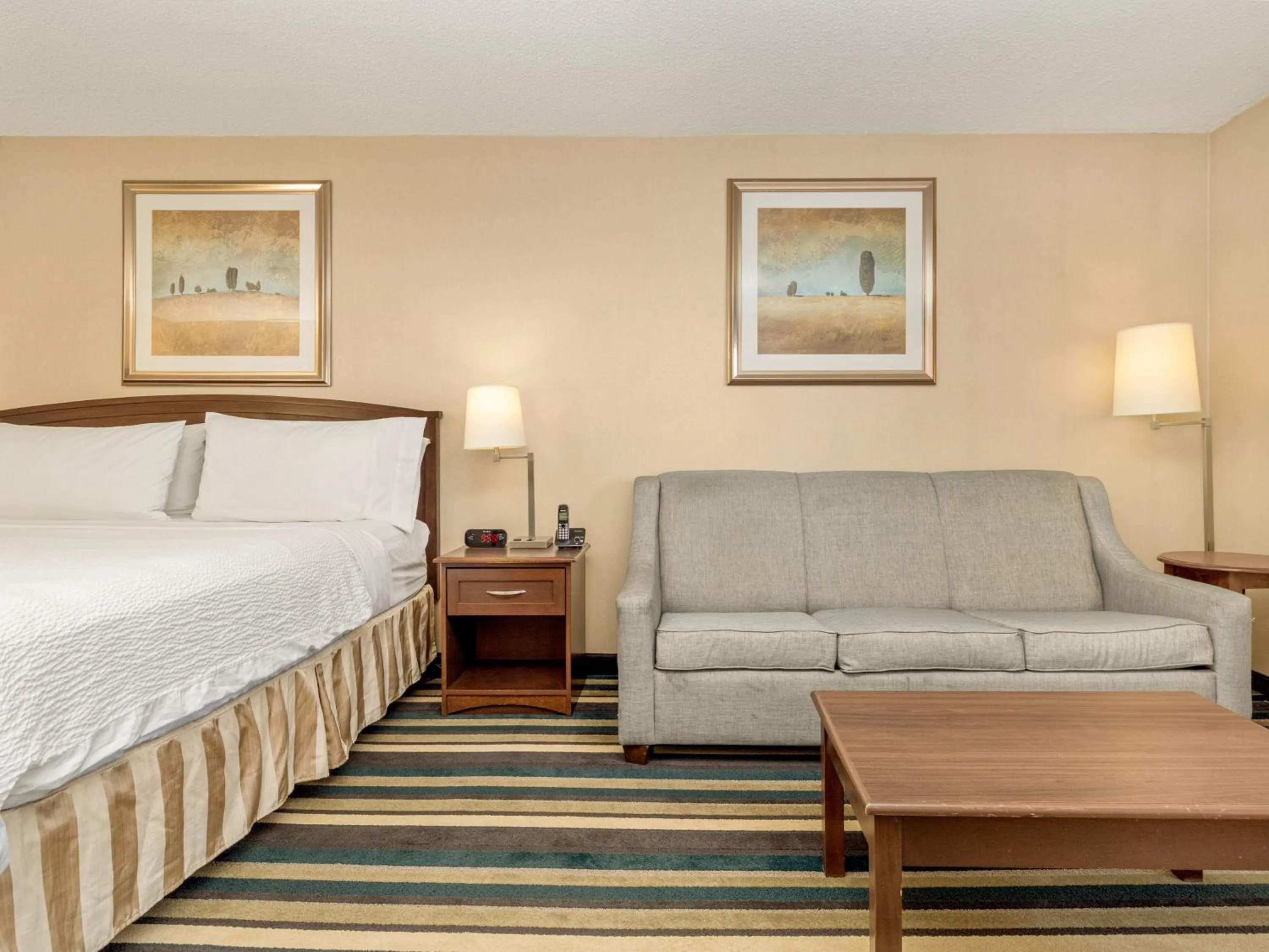 Photo of the whole room, Bed in Holiday Inn Conference Centre Edmonton South by IHG