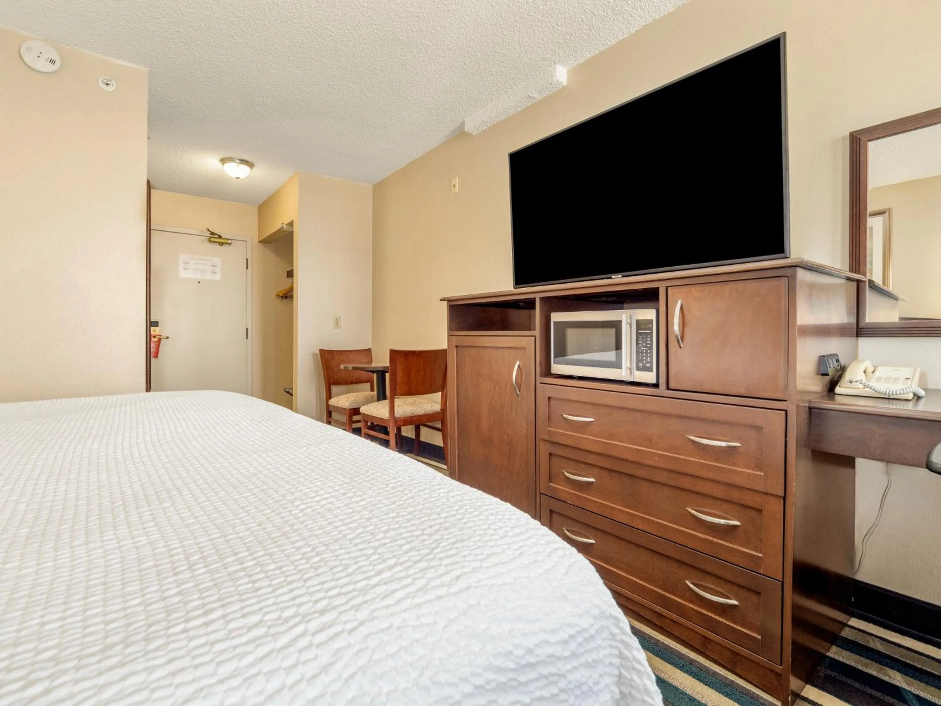 TV and multimedia, Bed in Holiday Inn Conference Centre Edmonton South by IHG