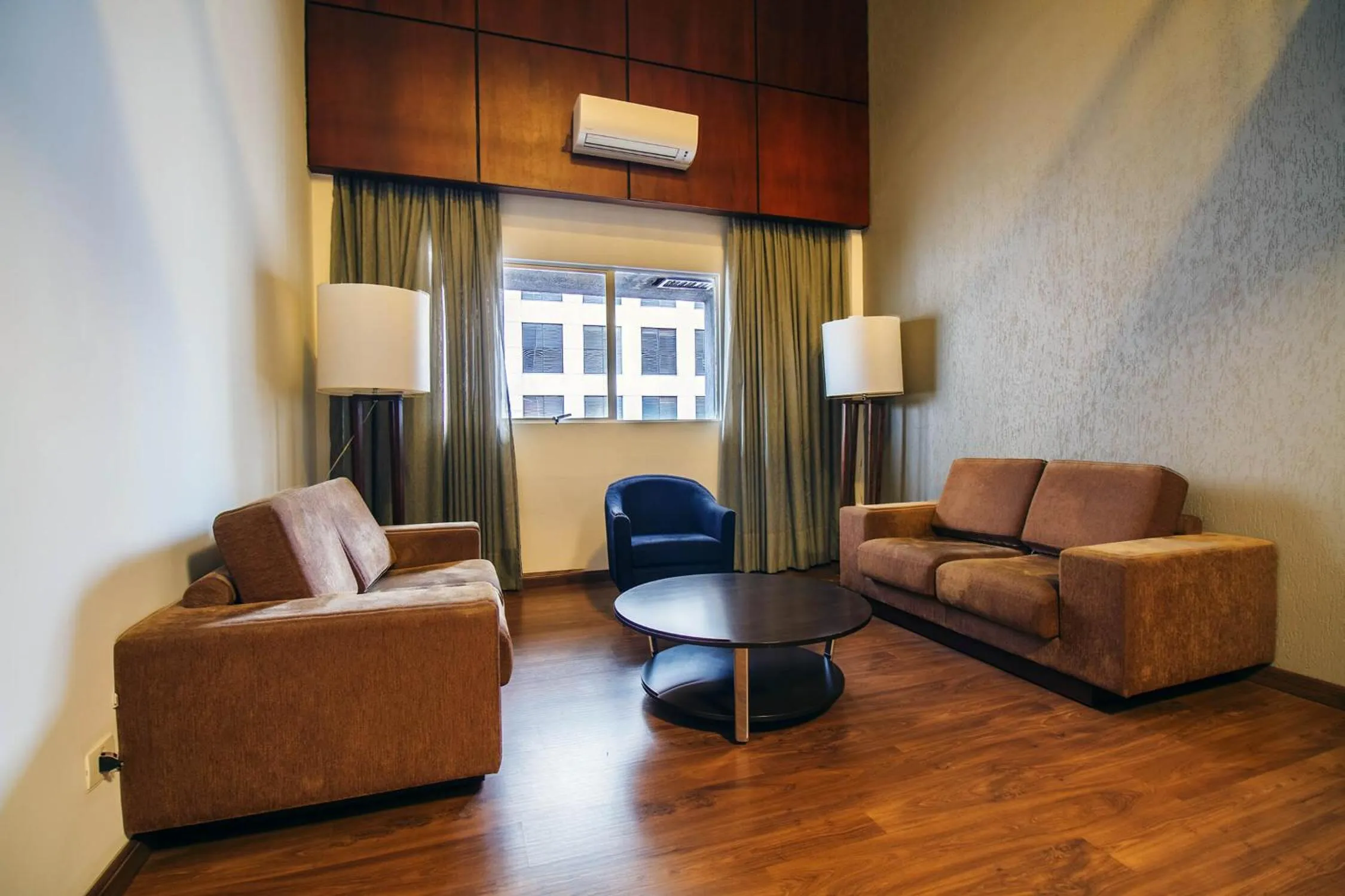 Living room in Hotel Deville Curitiba