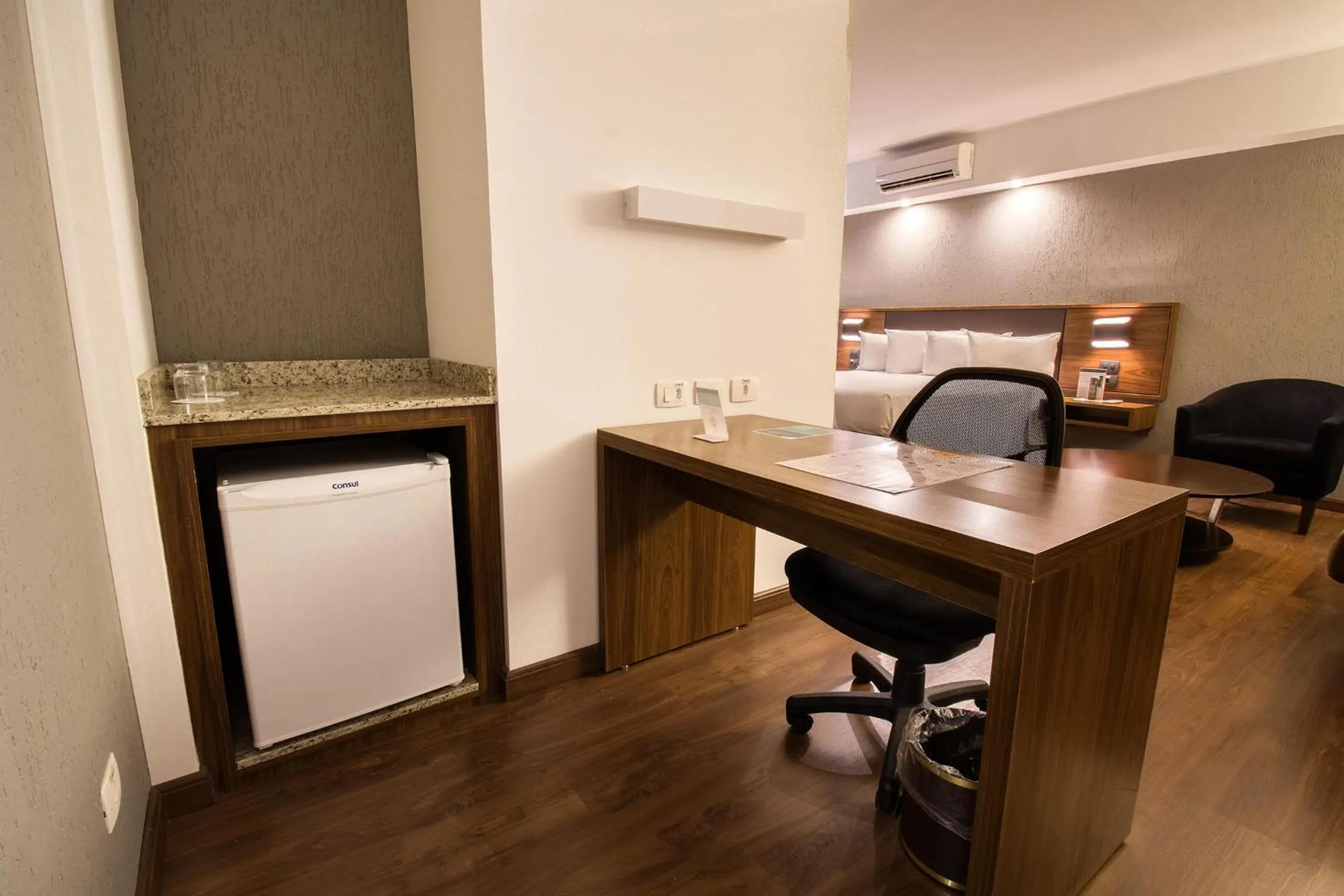 Bedroom, Bed in Hotel Deville Curitiba