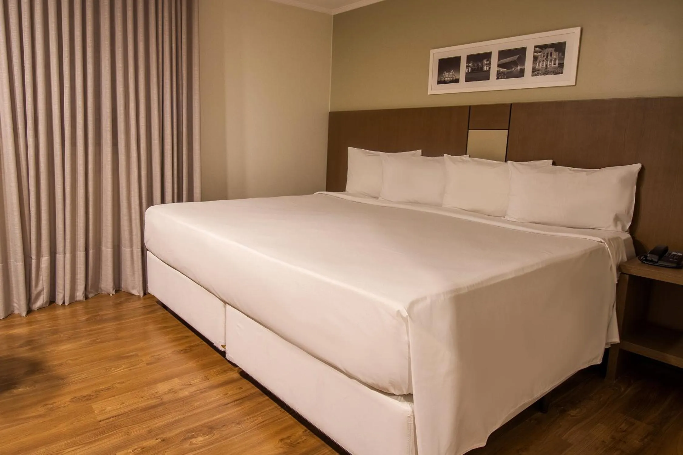 Bed in Hotel Deville Curitiba