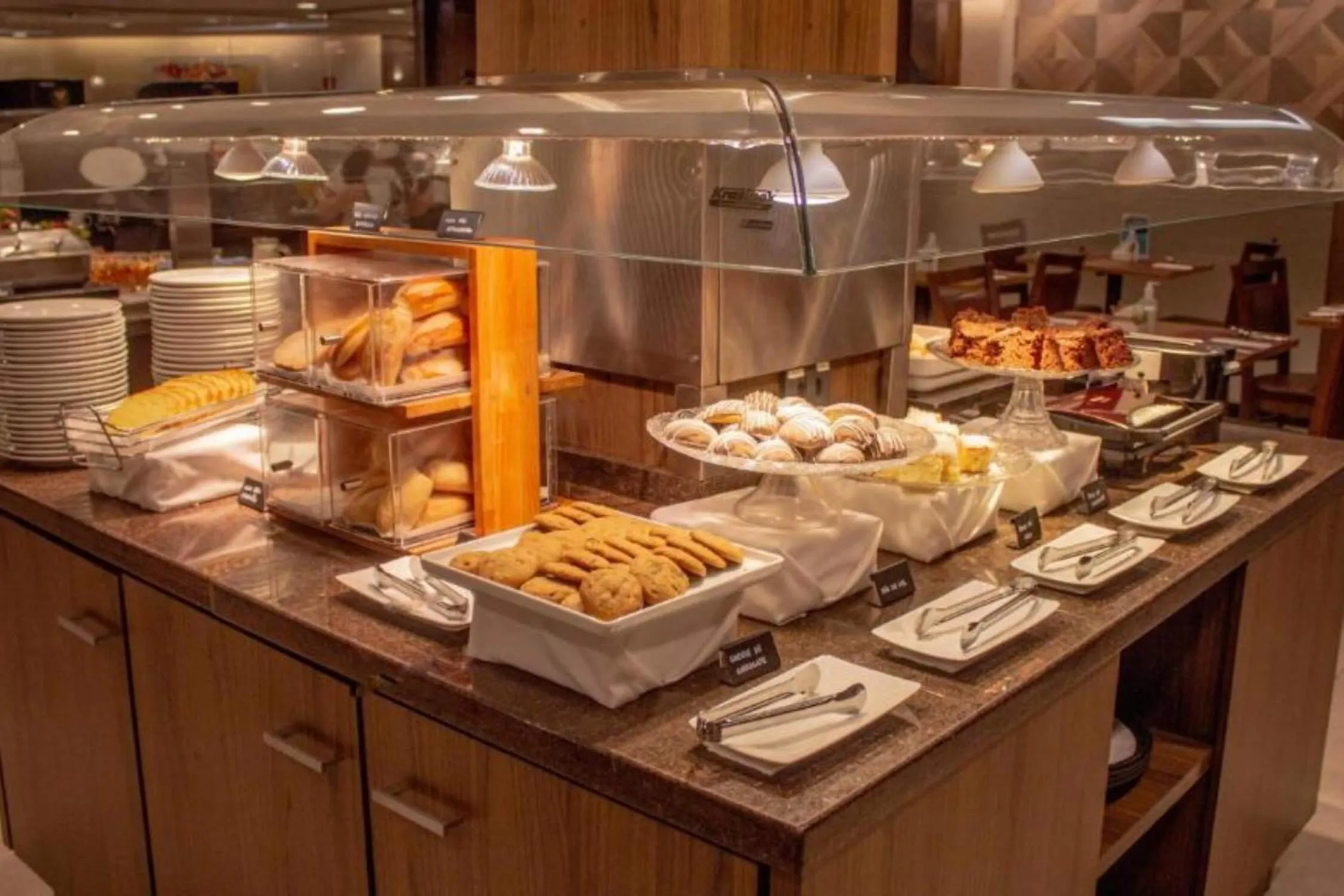 Restaurant/places to eat in Hotel Deville Curitiba