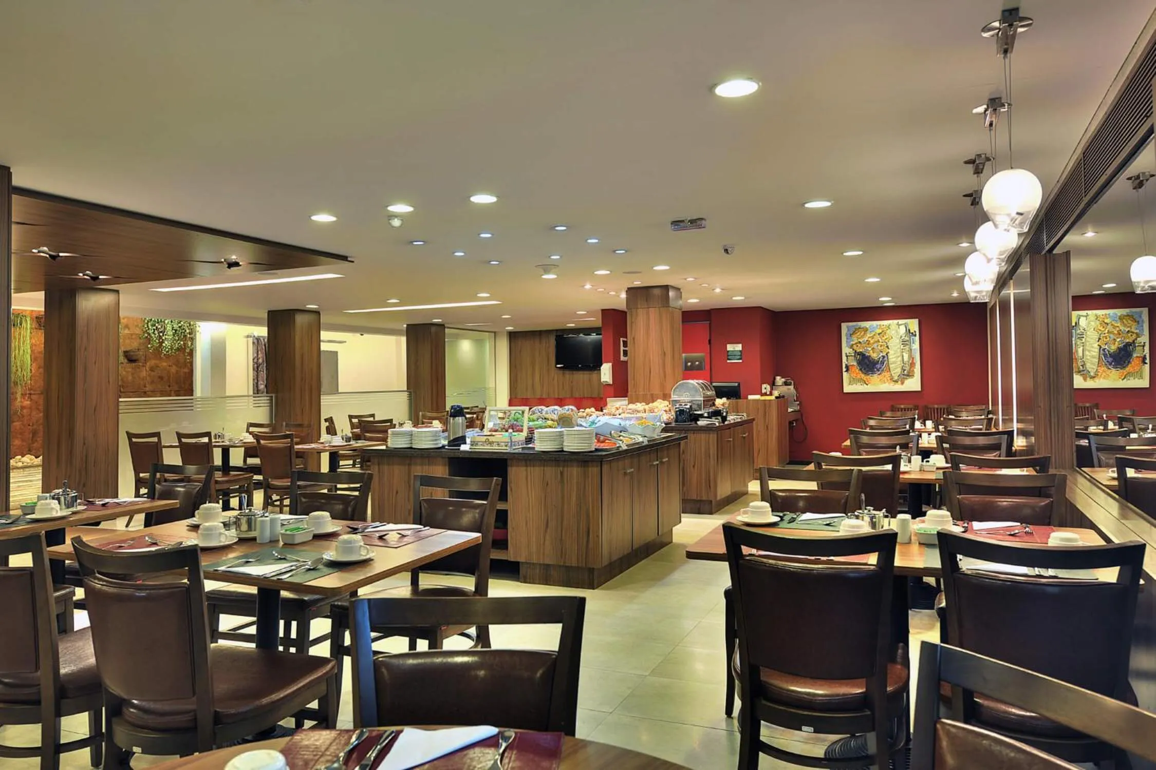 Restaurant/places to eat in Hotel Deville Curitiba