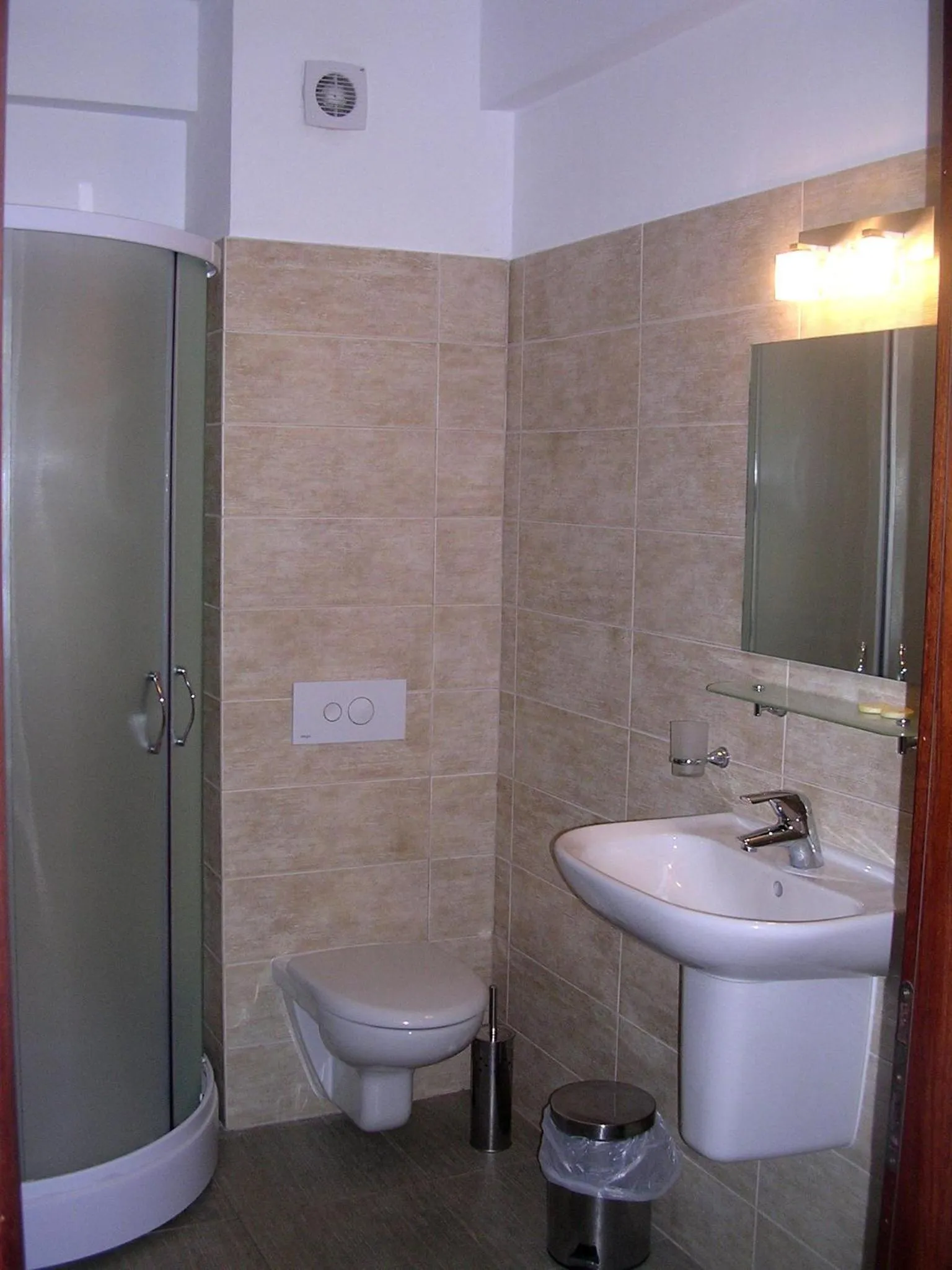 Shower in Pension Perla Bucovinei