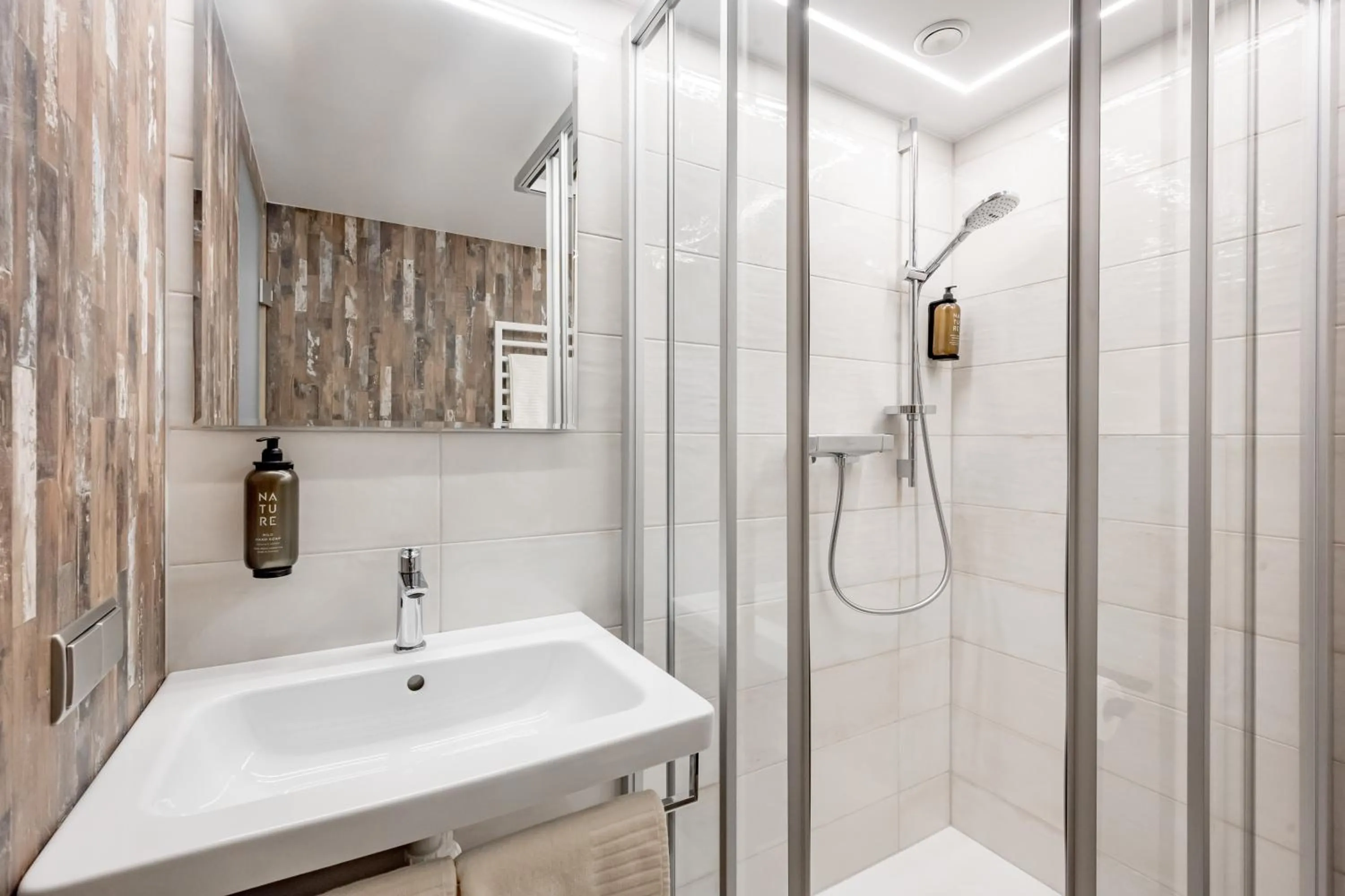 Shower in Hotel Sportpension Carinthia