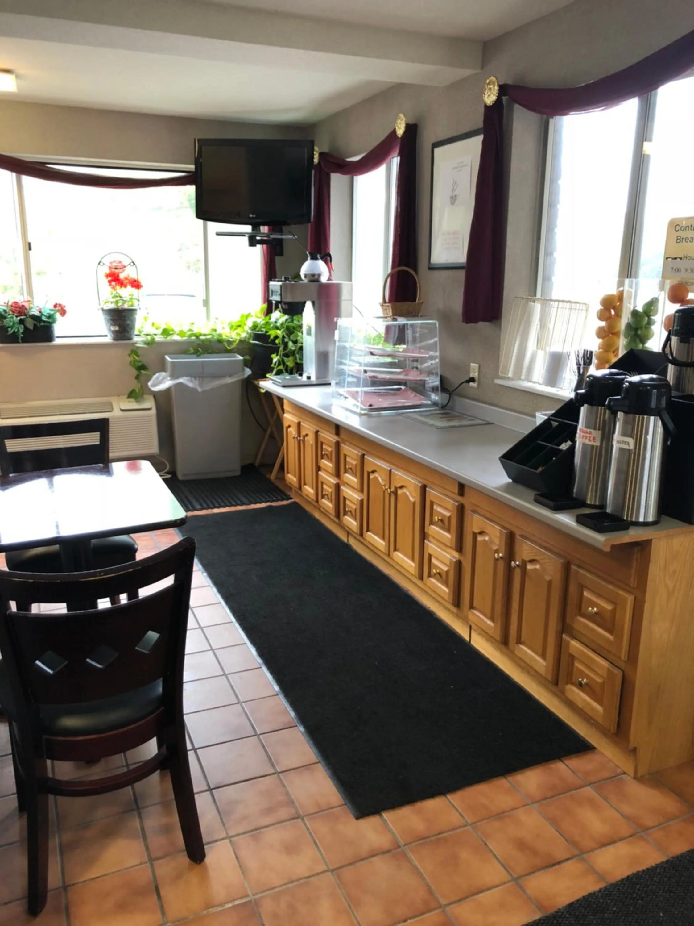 Breakfast in Latham Inn