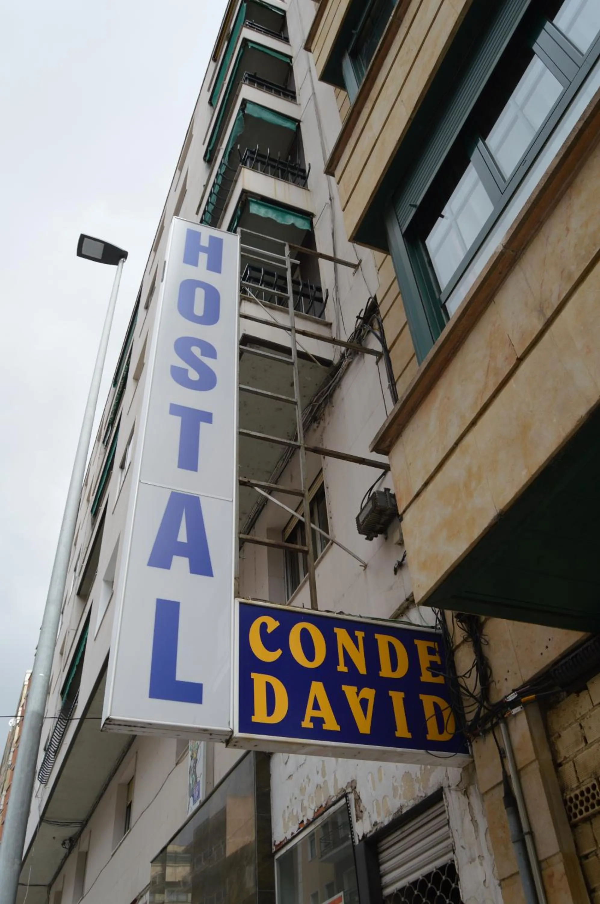 Property building in Hostal Conde David