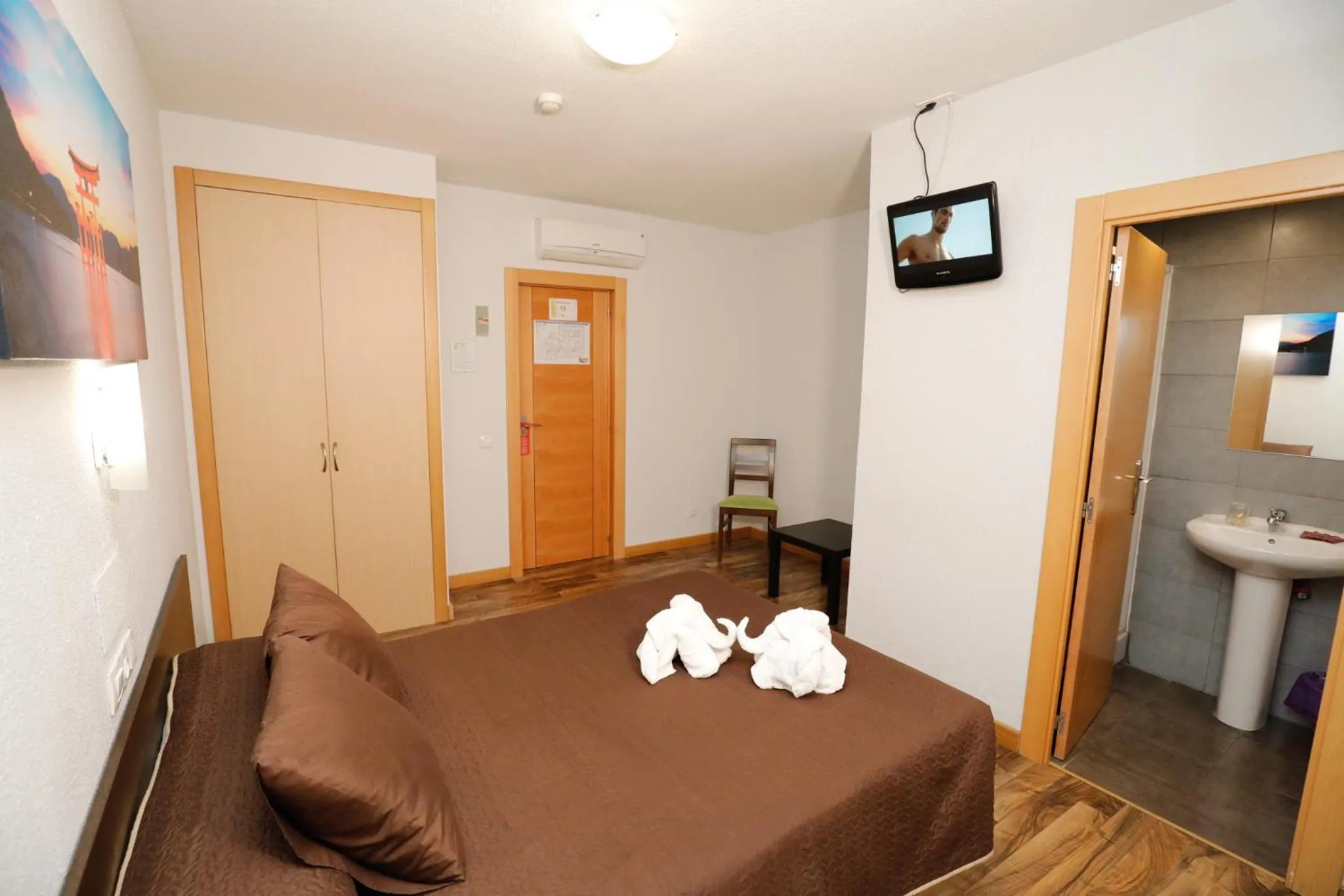 Photo of the whole room, Bed in Hostal Conde David