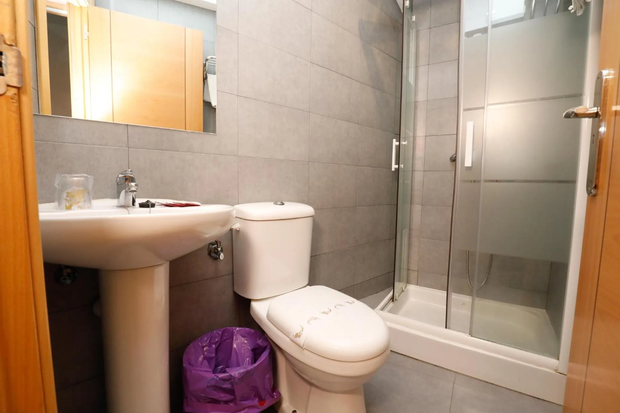 Shower in Hostal Conde David