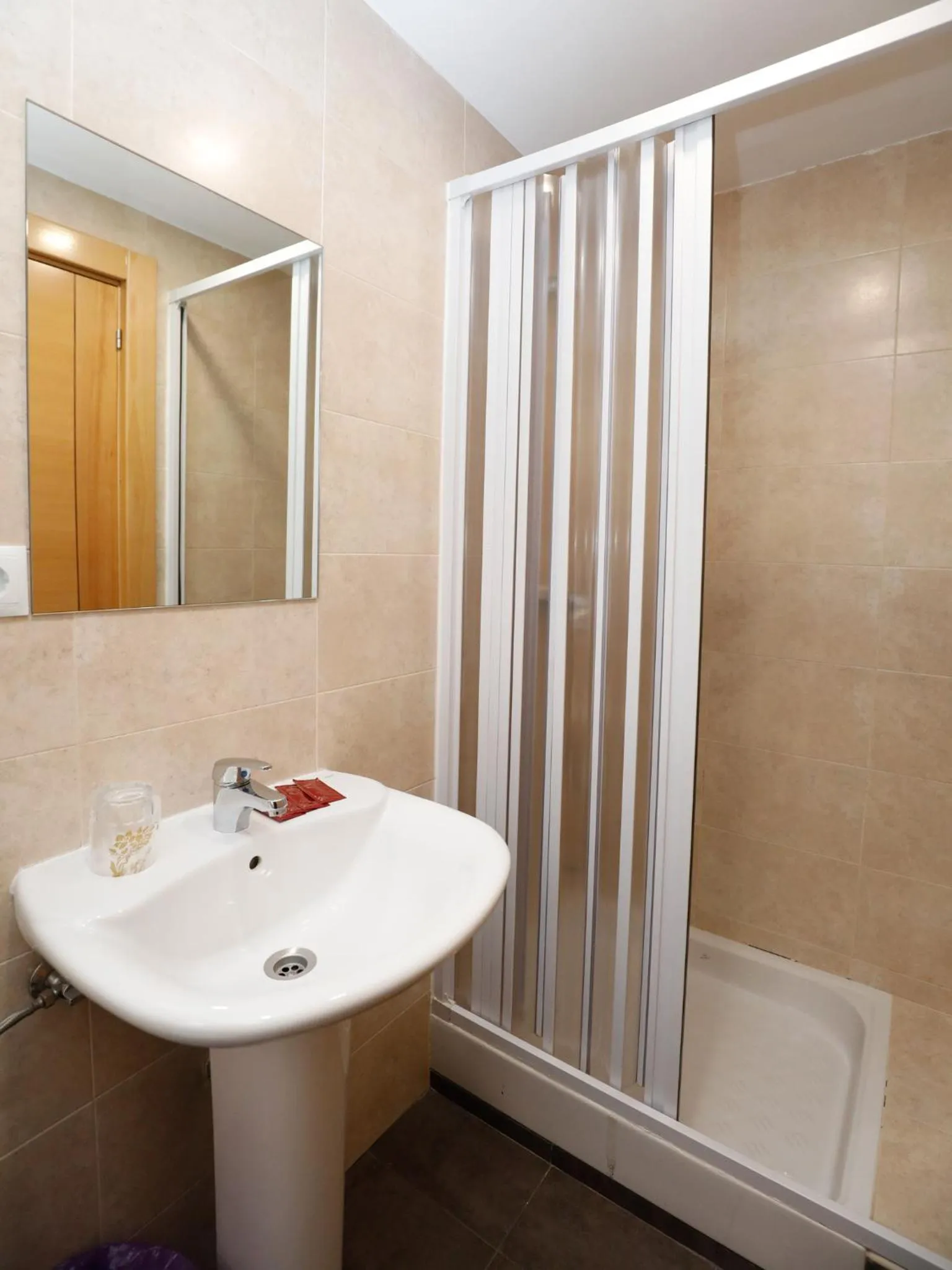 Shower in Hostal Conde David