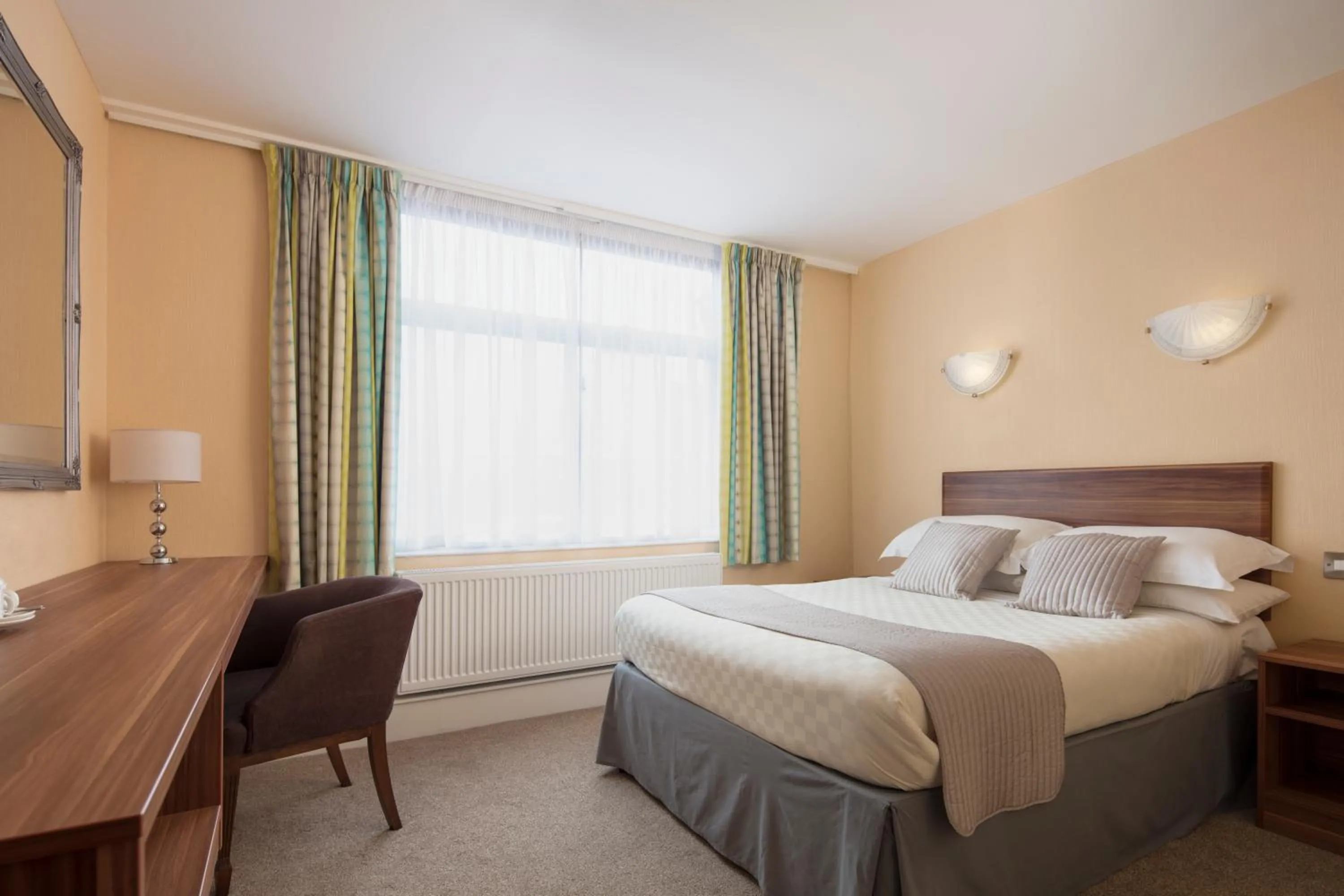 Photo of the whole room, Bed in Alma Lodge Hotel