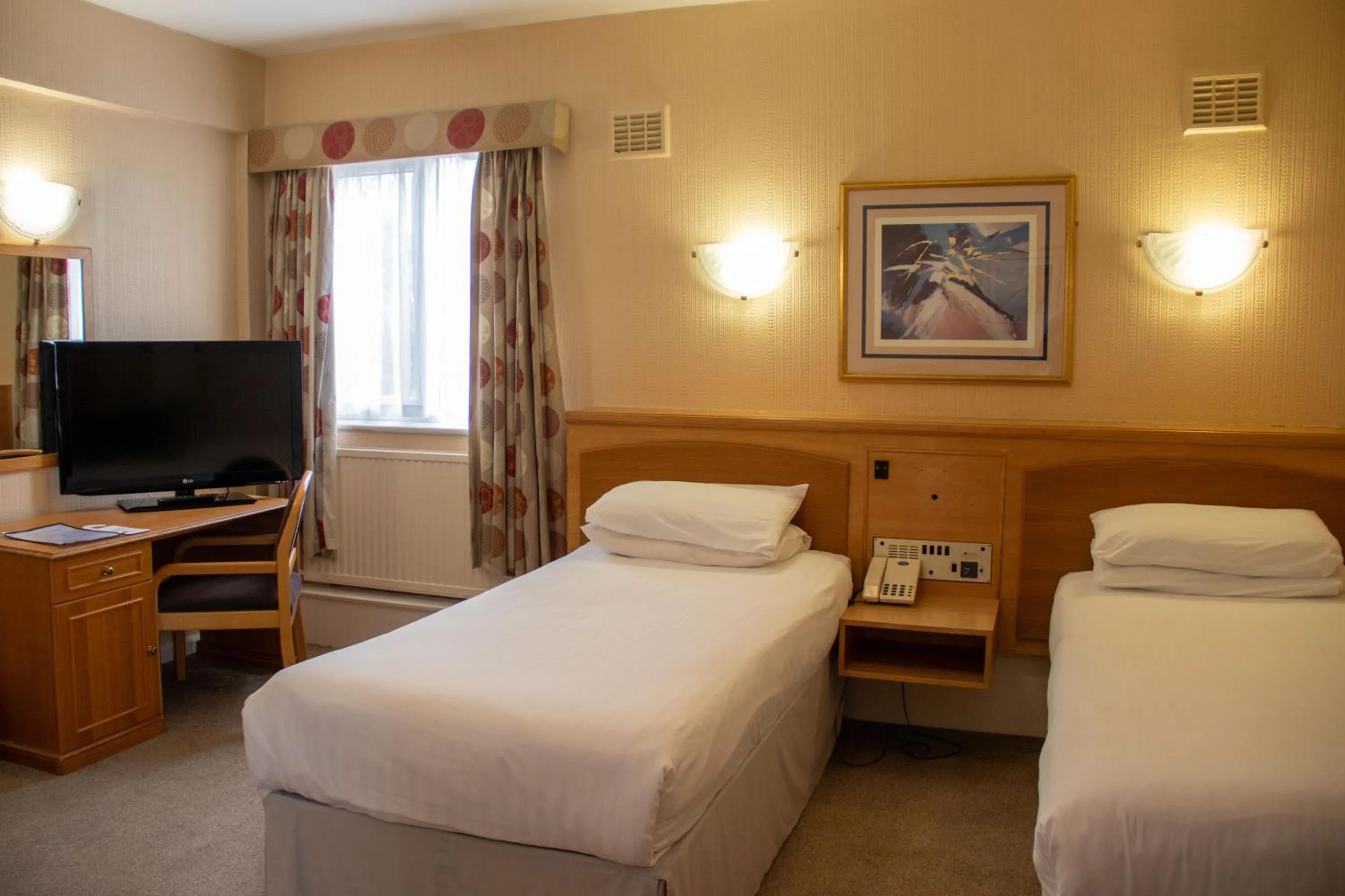 Bed in Alma Lodge Hotel