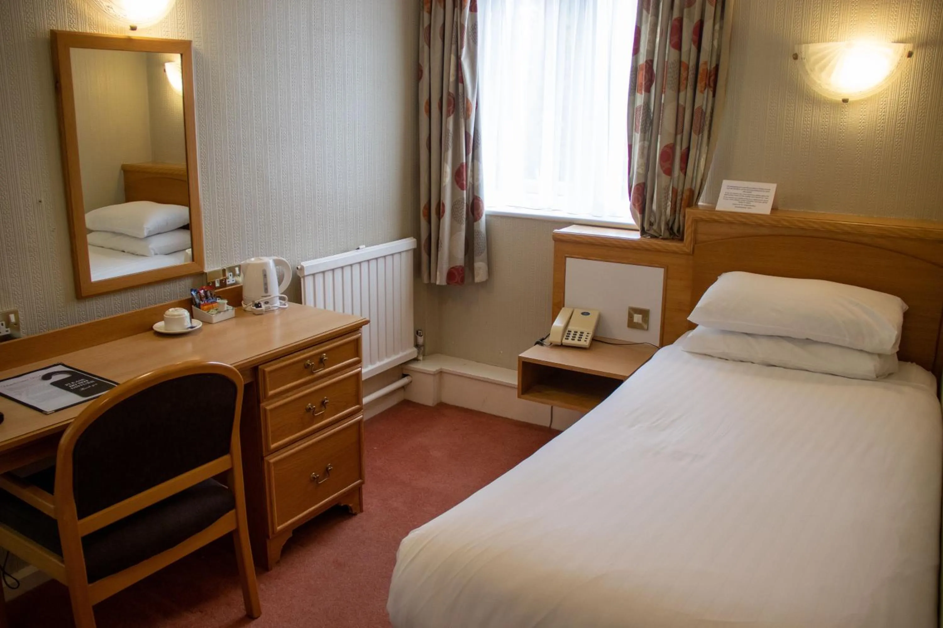 Bedroom, Bed in Alma Lodge Hotel