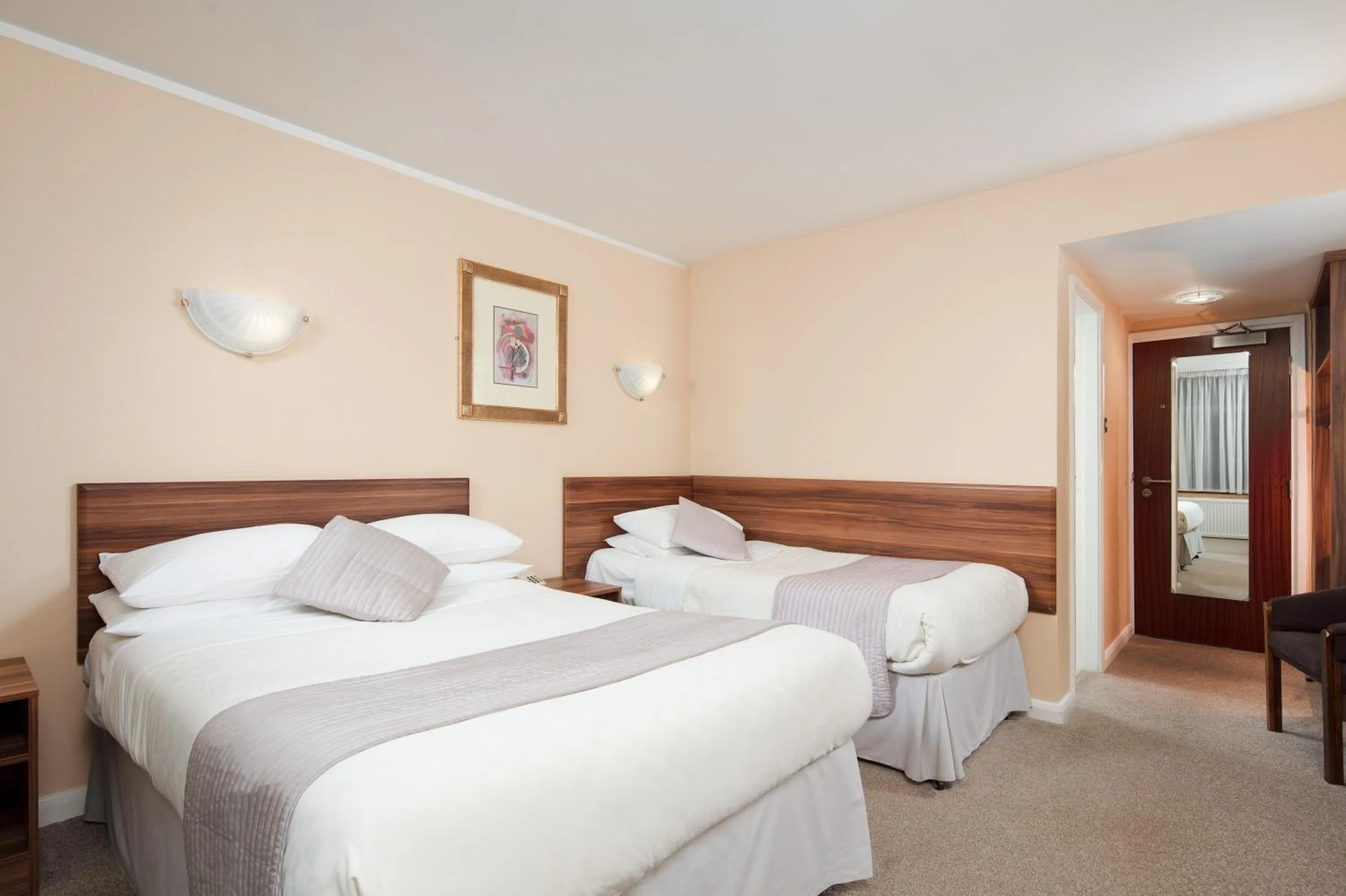 Photo of the whole room, Bed in Alma Lodge Hotel