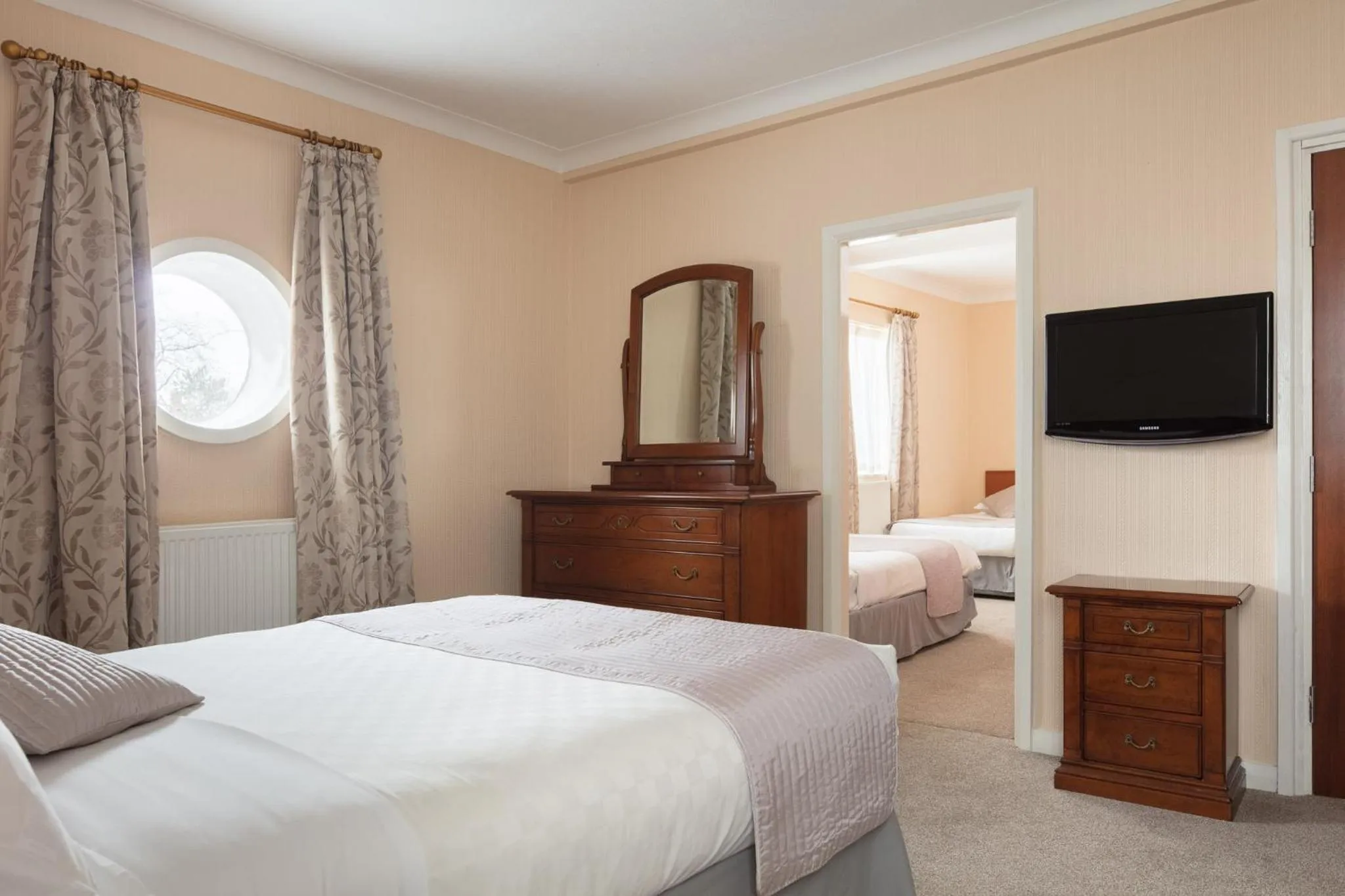 Photo of the whole room, Bed in Alma Lodge Hotel