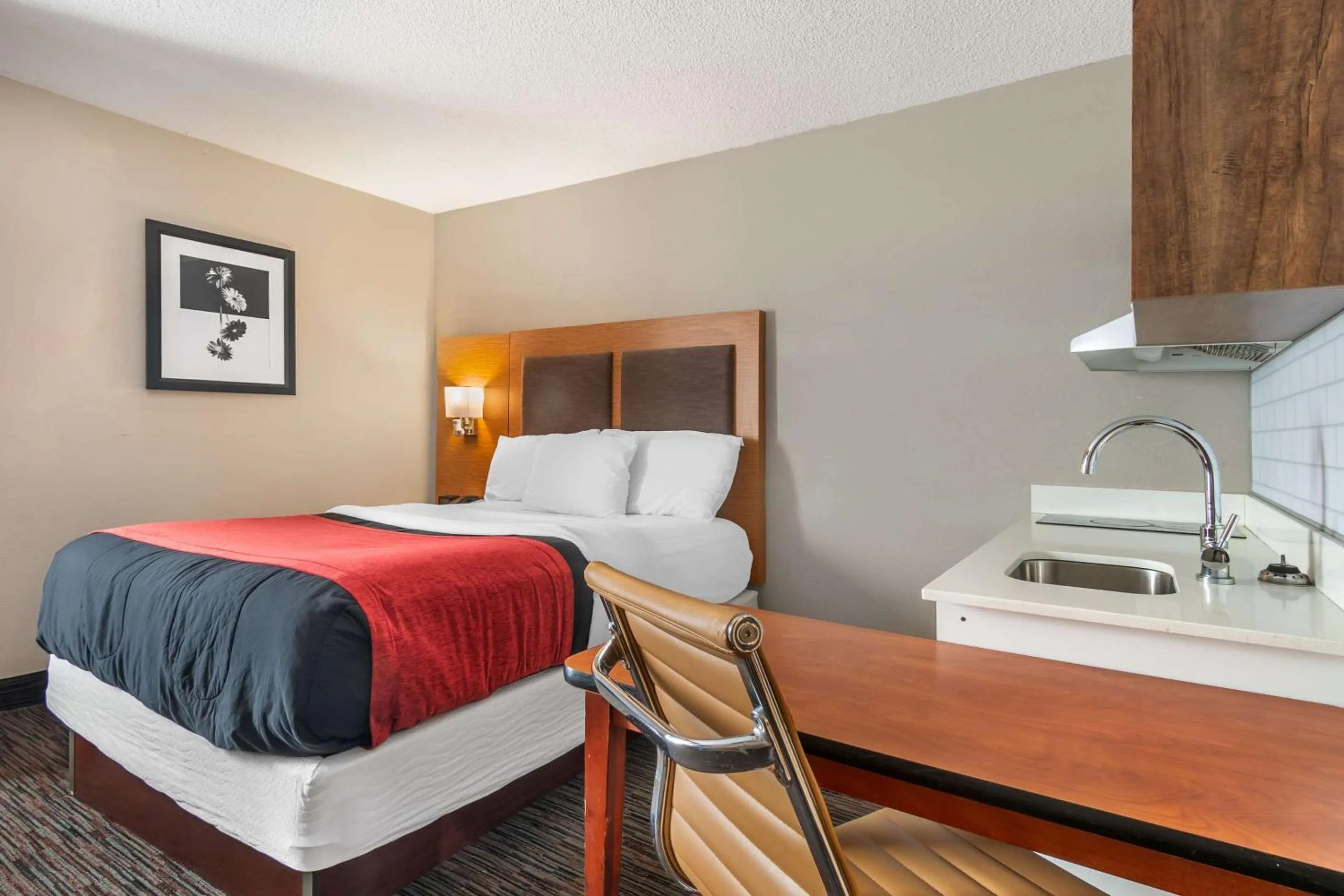 Bedroom, Bed in MainStay Suites Springfield IL