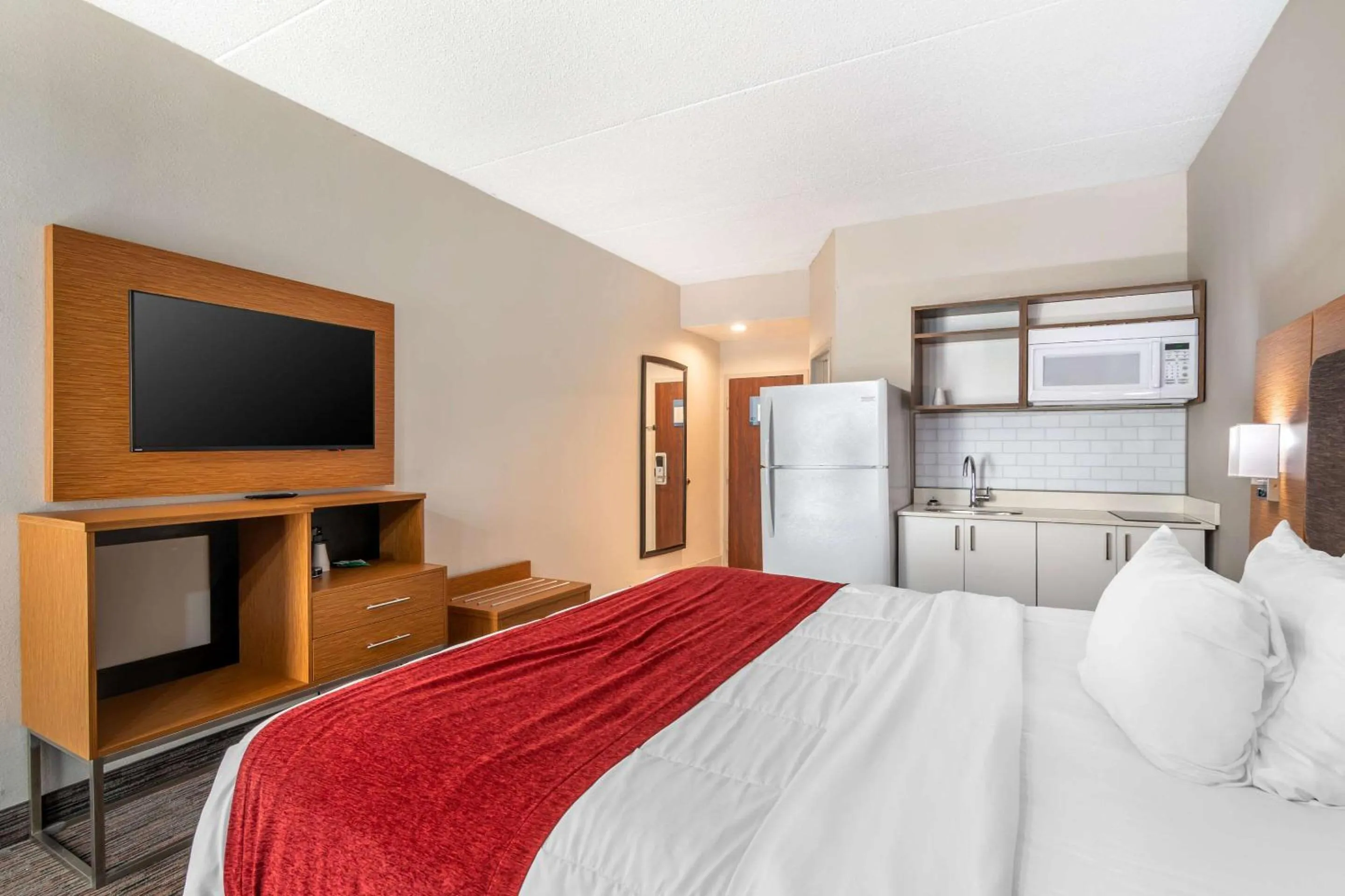 Bedroom, Bed in MainStay Suites Springfield IL