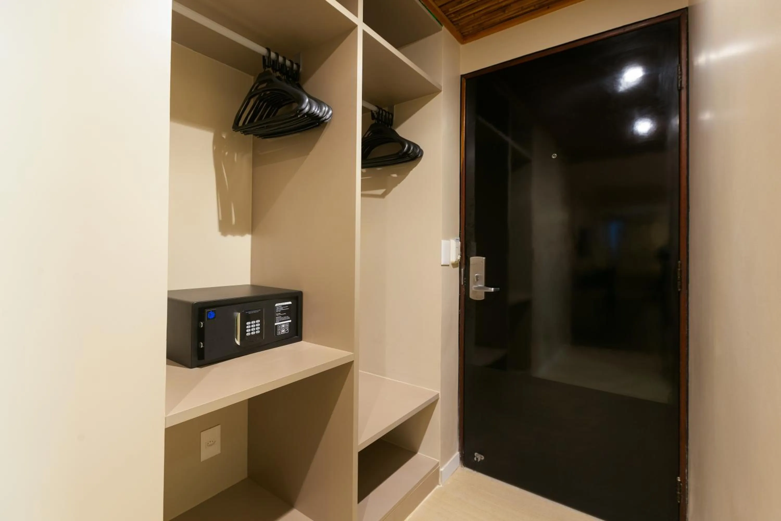 wardrobe in Ritz Lagoa da Anta Hotel & SPA