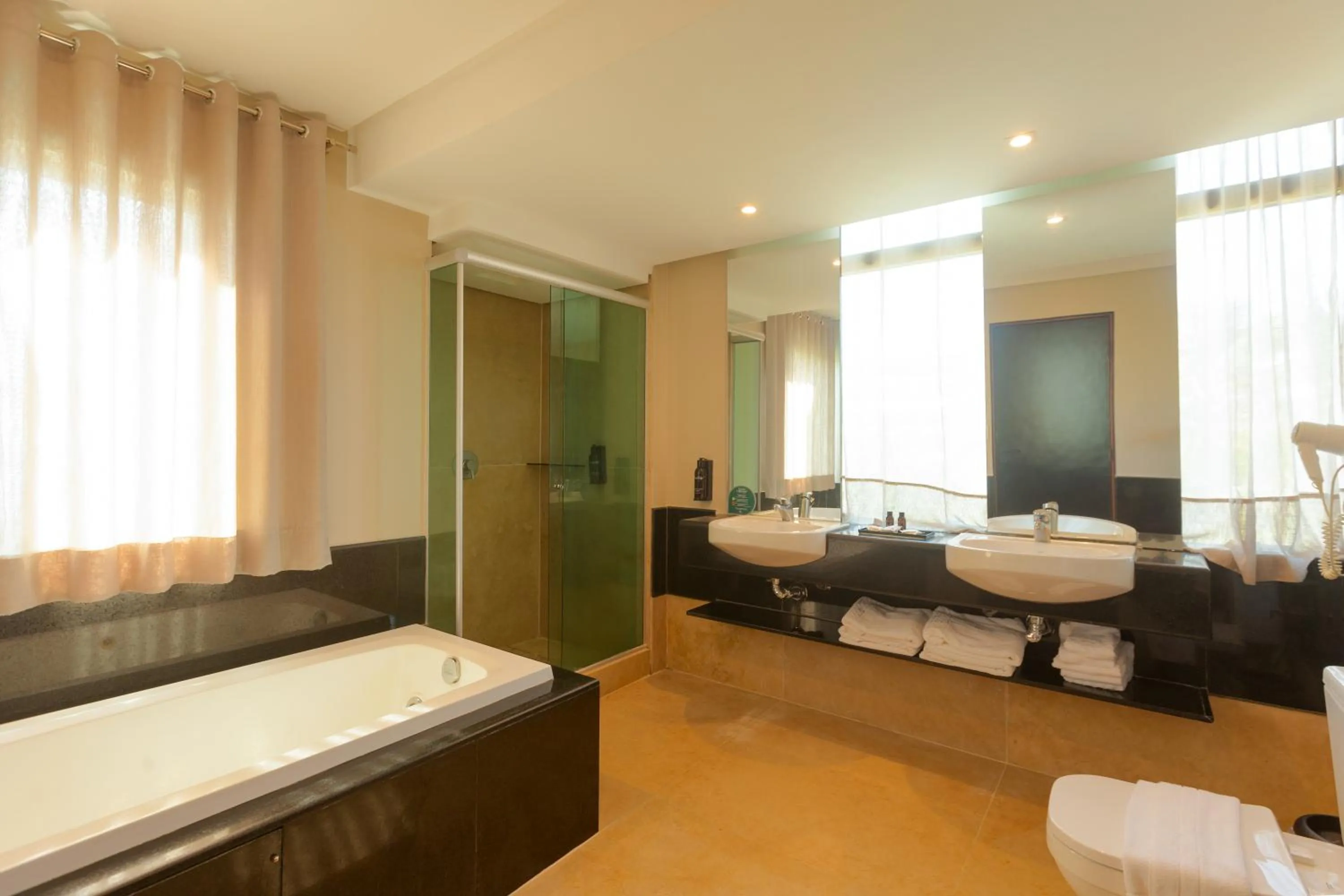 Bathroom, Bed in Ritz Lagoa da Anta Hotel & SPA