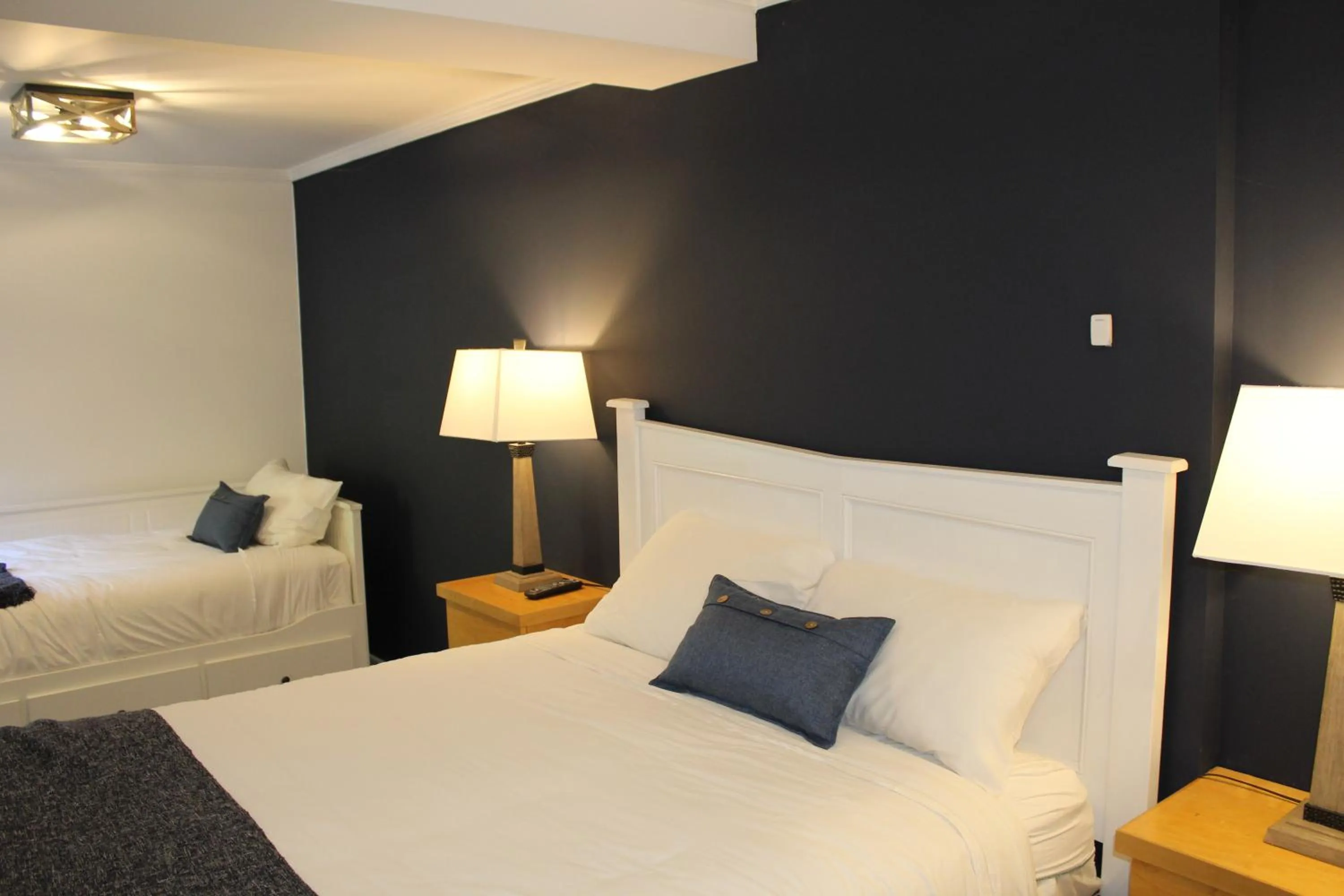 Bed in Catskill Seasons Inn