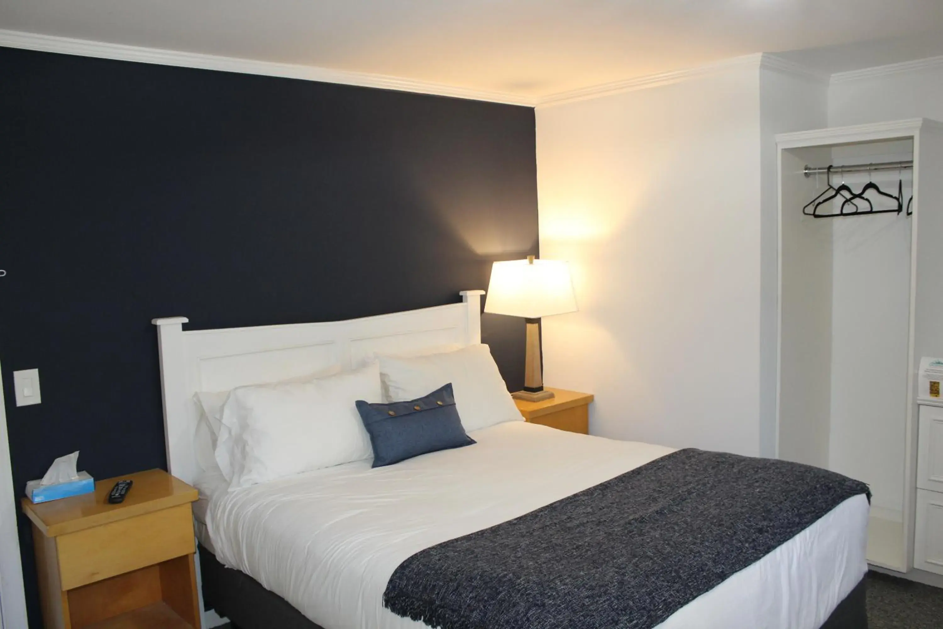 Deluxe Queen Room in Catskill Seasons Inn Deluxe Queen Room in Catskill Seasons Inn