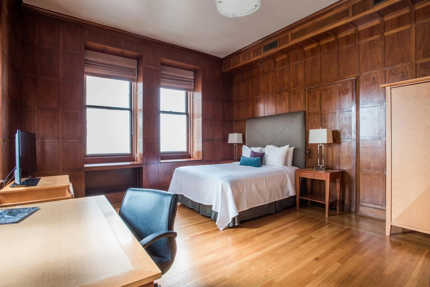 Bed in Magnolia Hotel Downtown Dallas