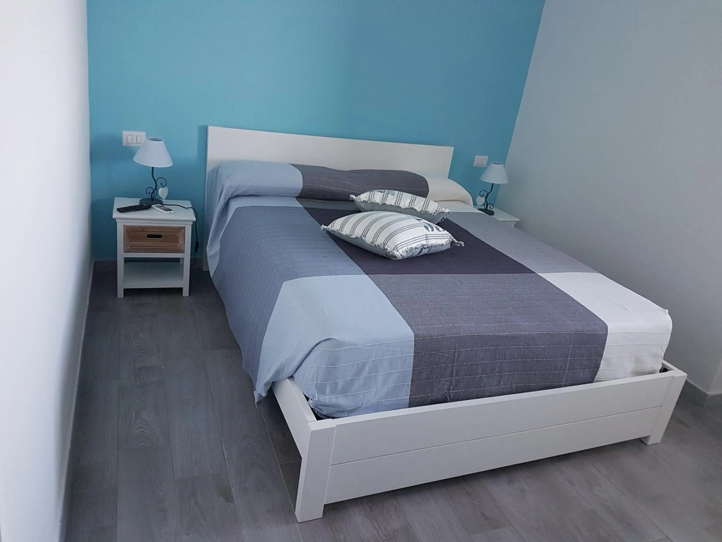 Shower, Bed in Villa Caruso