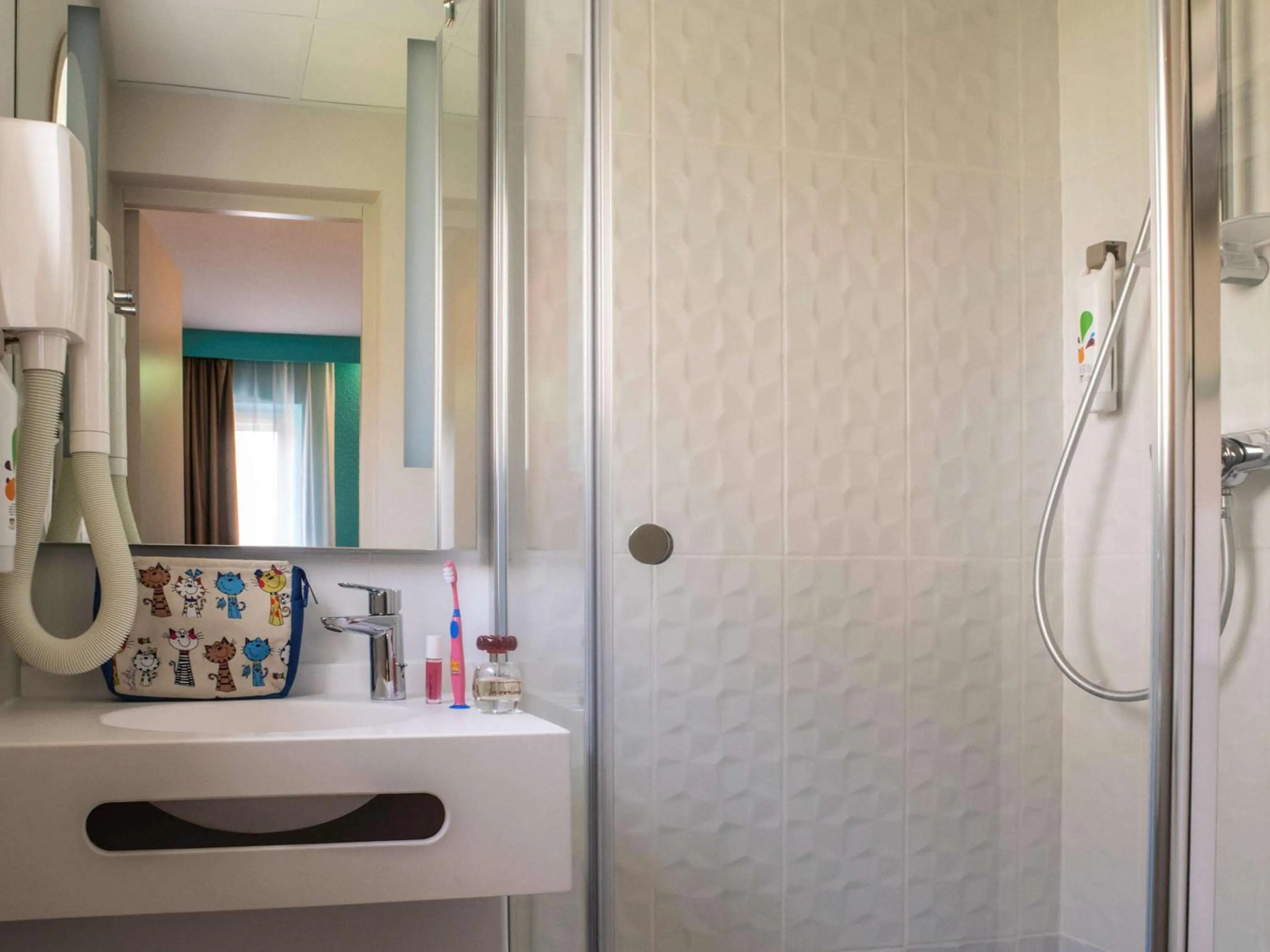 Photo of the whole room in ibis Styles Quimper