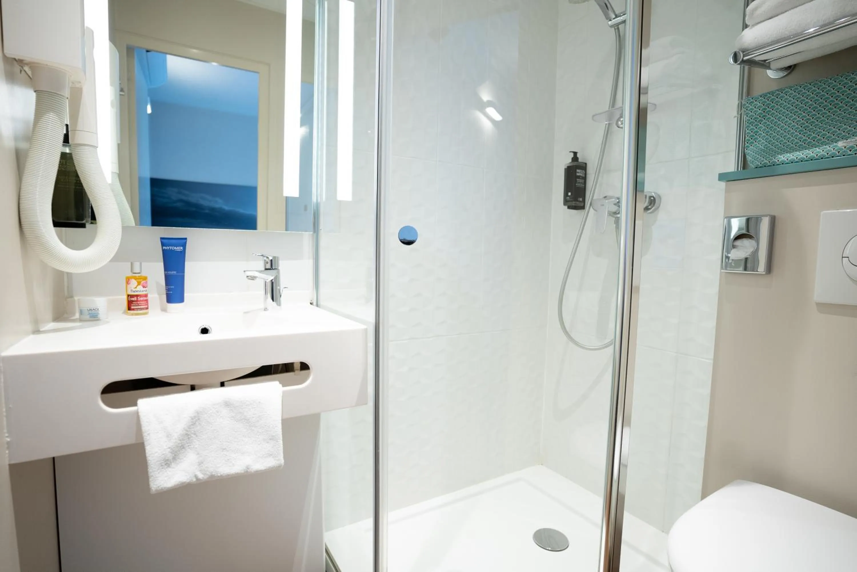 Bathroom in ibis Styles Quimper