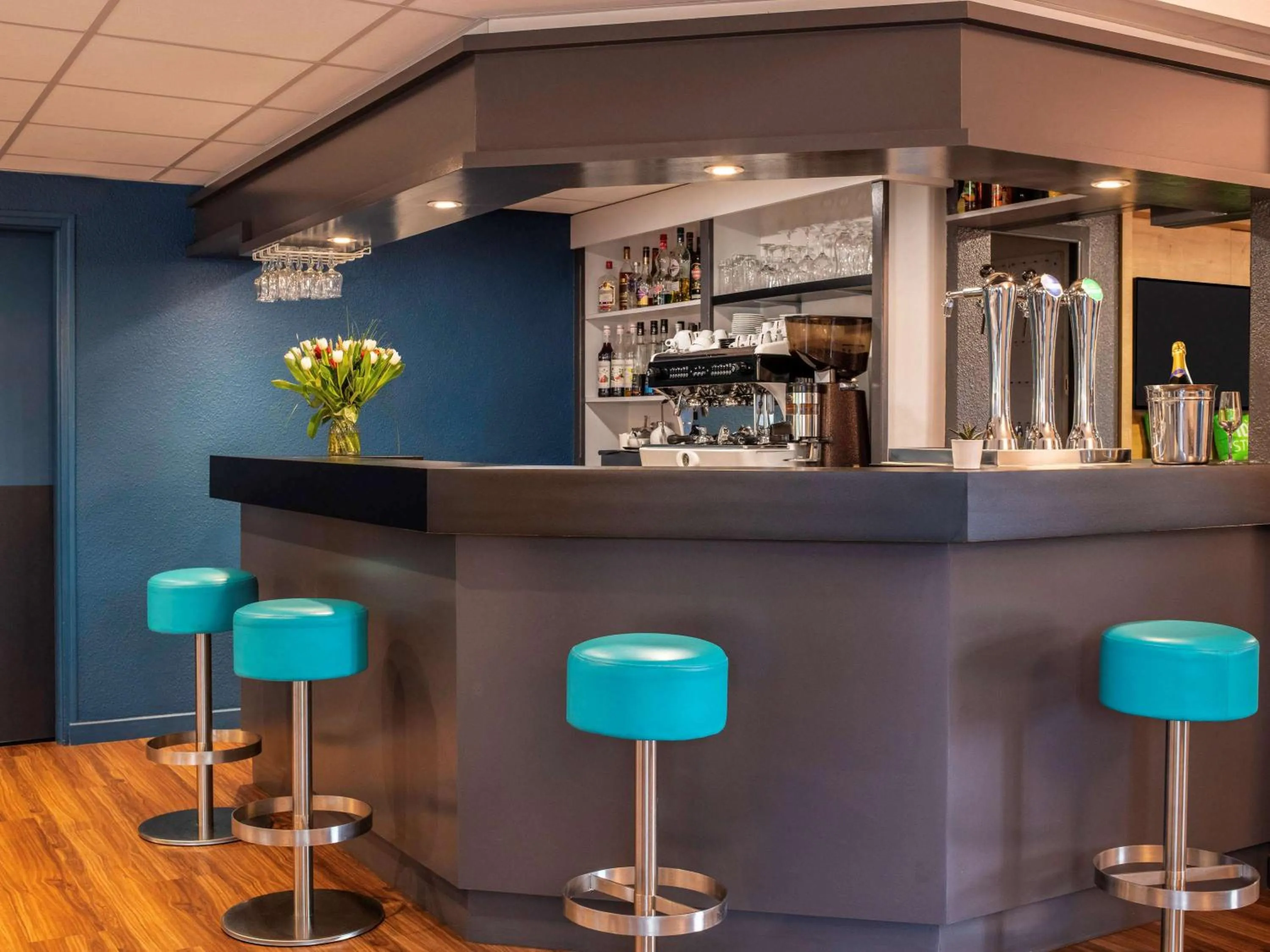 Lounge or bar in ibis Styles Quimper