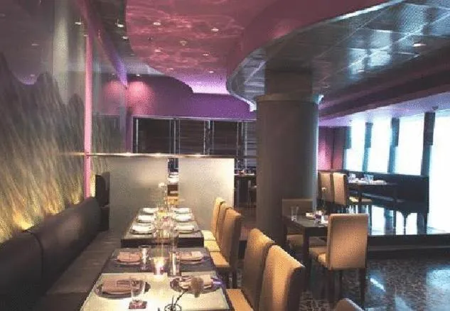 Restaurant/places to eat in Savoy Suites Noida