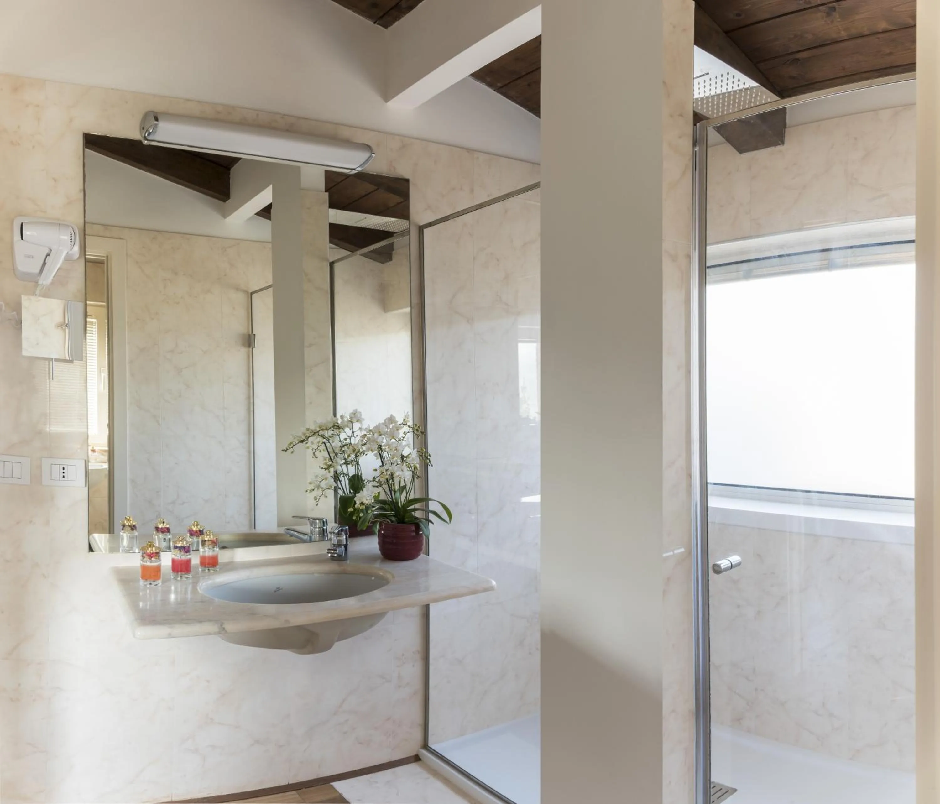 Shower in Finis Africae Hotel