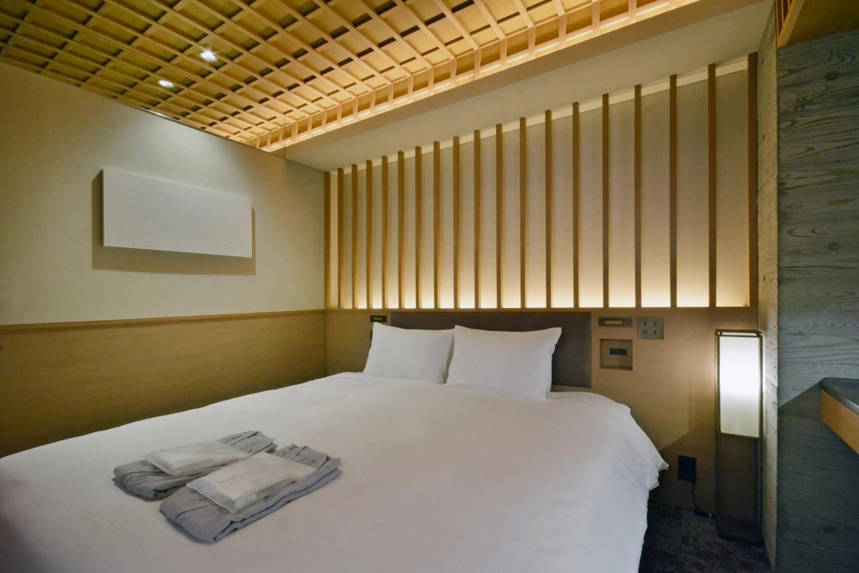 Photo of the whole room, Bed in HOTEL HILLARYS Akasaka