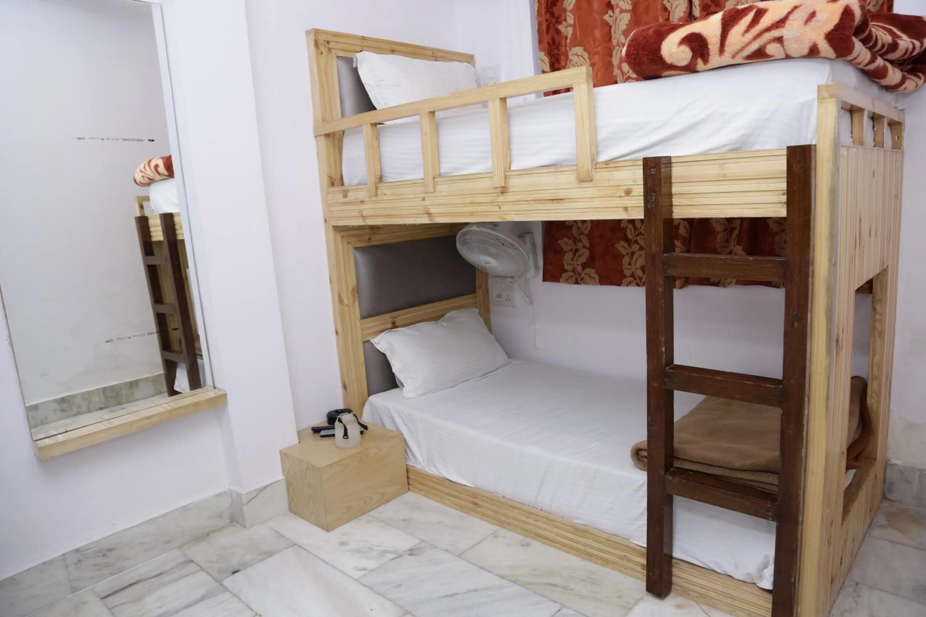 bunk bed in Backpackers Heaven New King - New Delhi Train Station