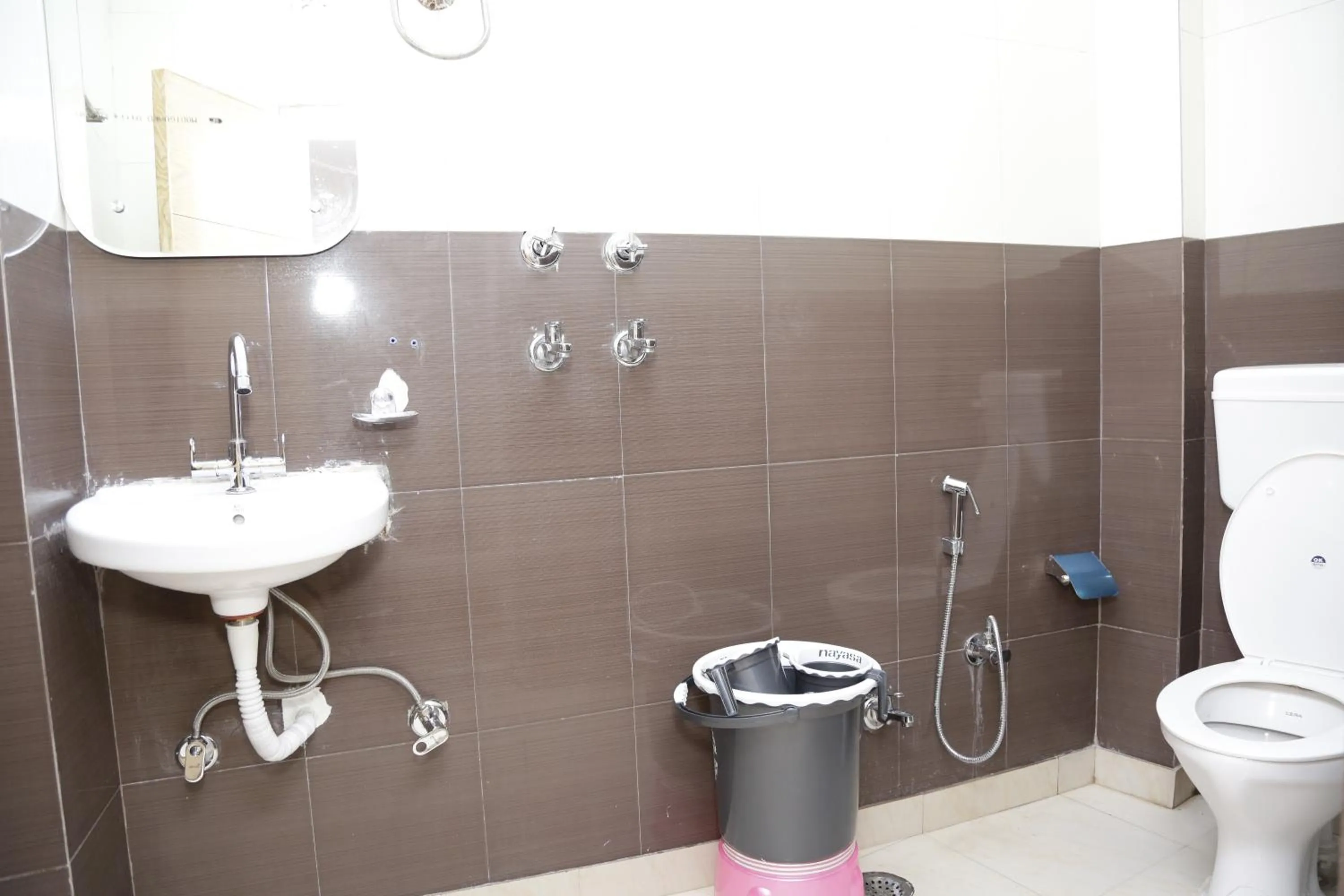 Bathroom in Backpackers Heaven New King - New Delhi Train Station