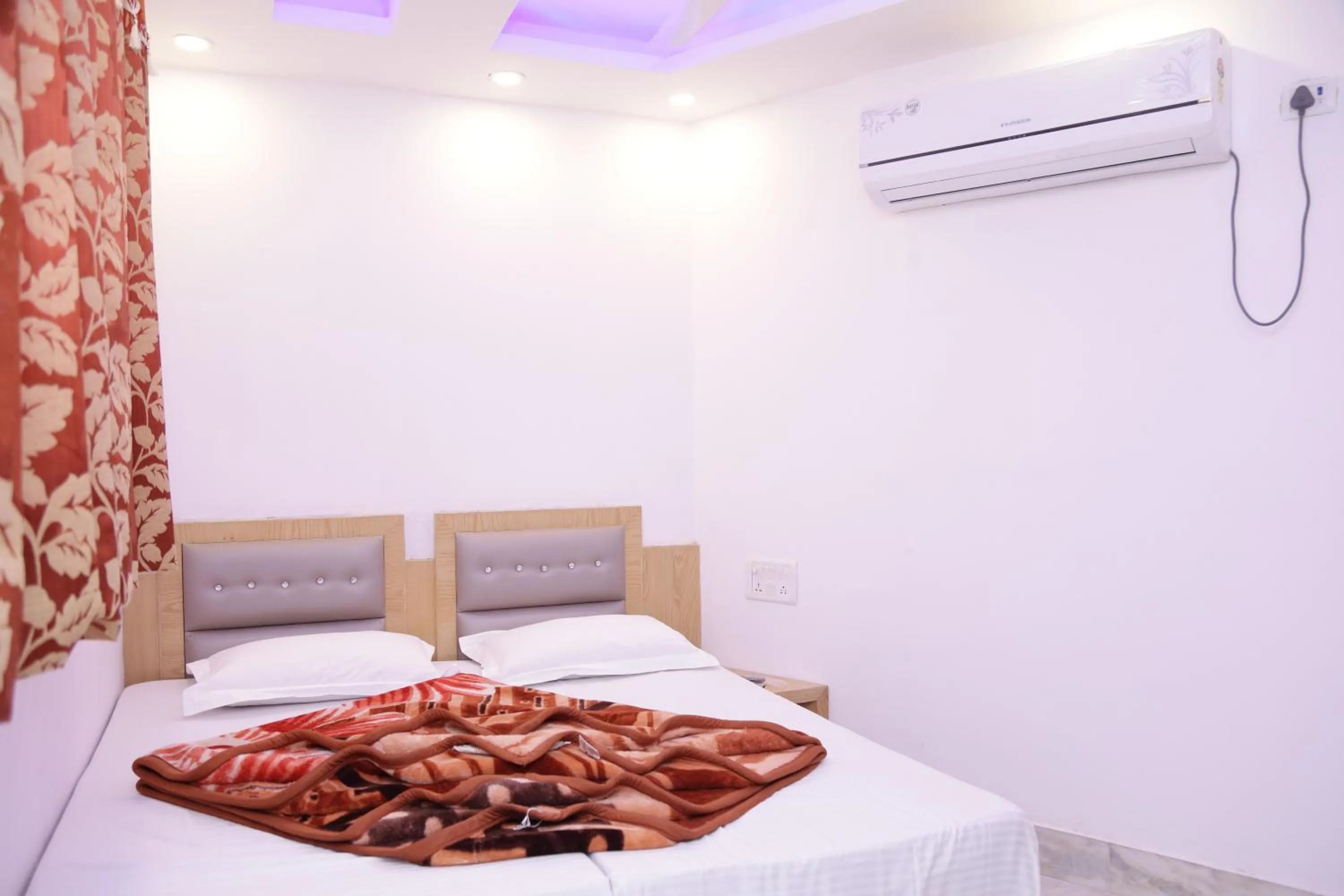 cot in Backpackers Heaven New King - New Delhi Train Station