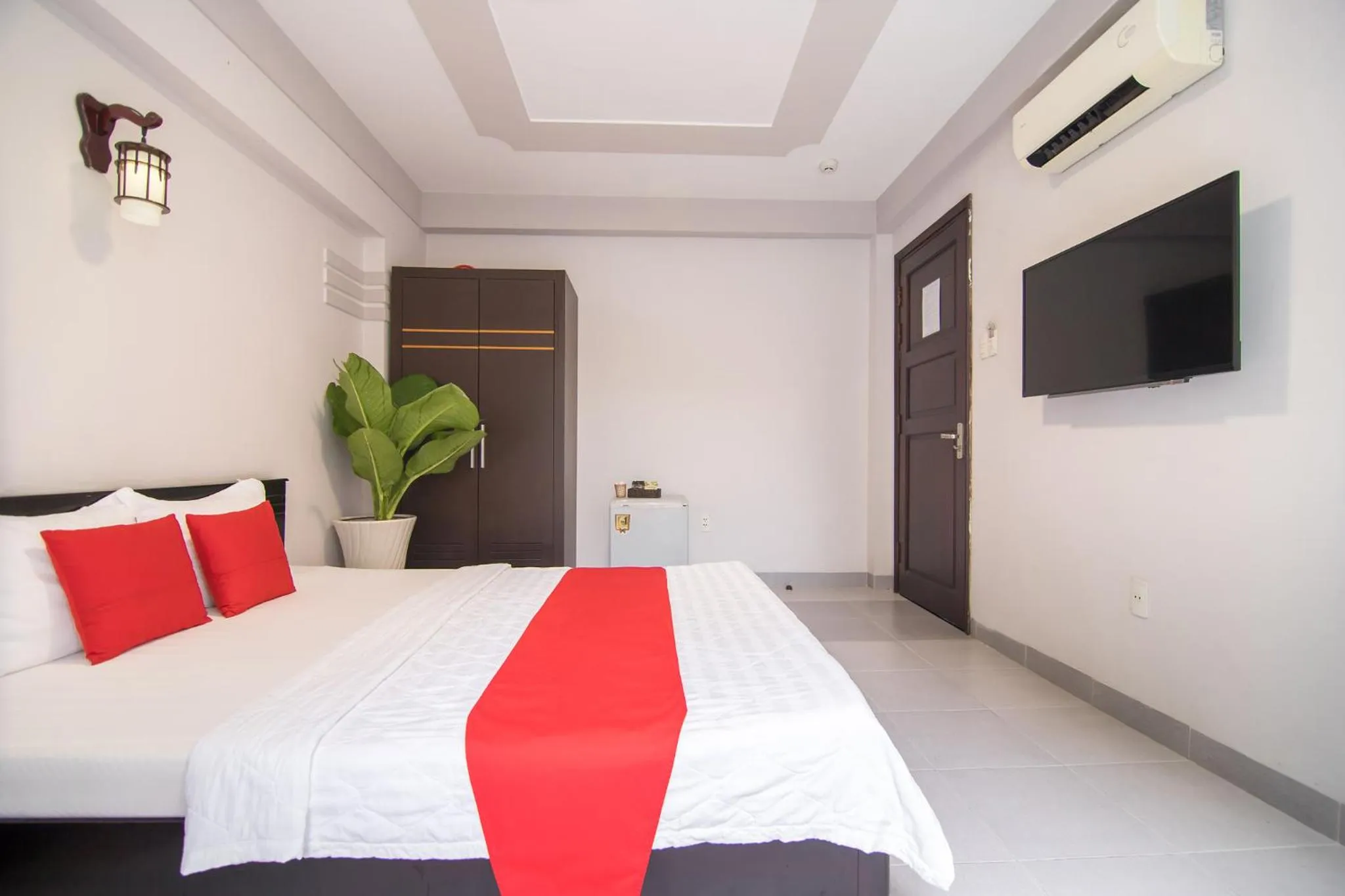 Communal lounge/ TV room, Bed in Bin Bin Hotel 1 - Near RMIT University