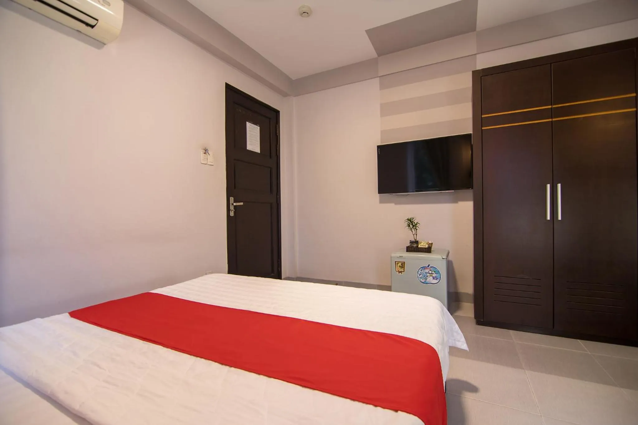 Communal lounge/ TV room, Bed in Bin Bin Hotel 1 - Near RMIT University